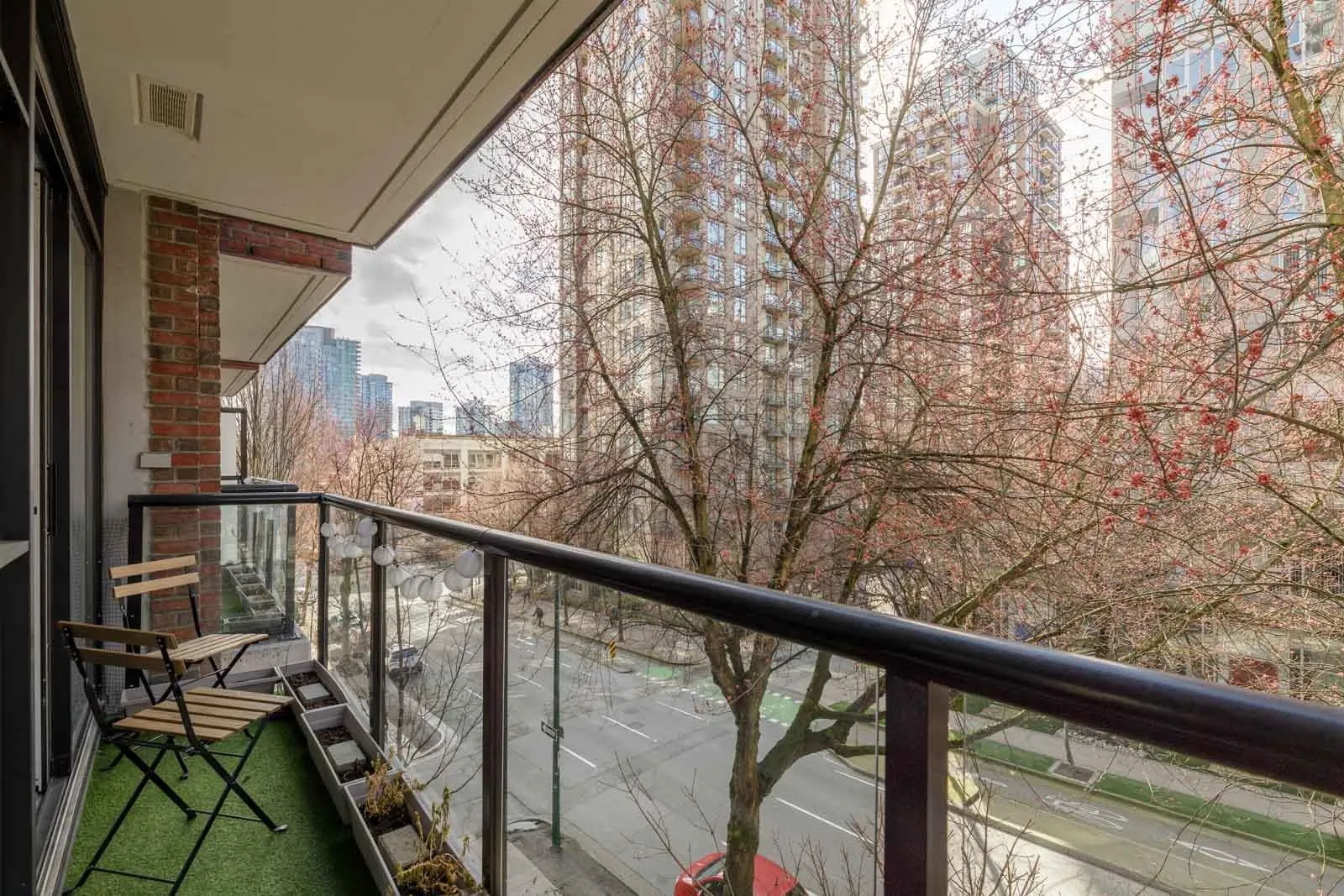 304 988 Richards Street