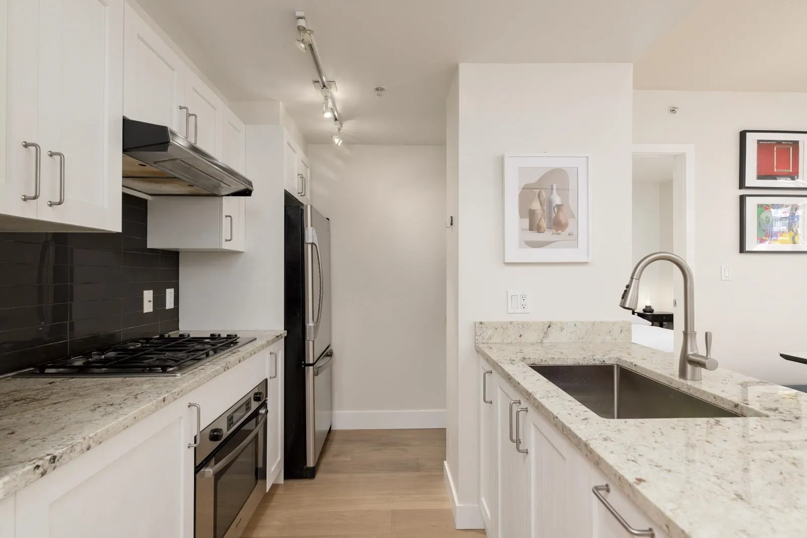 304 988 Richards Street