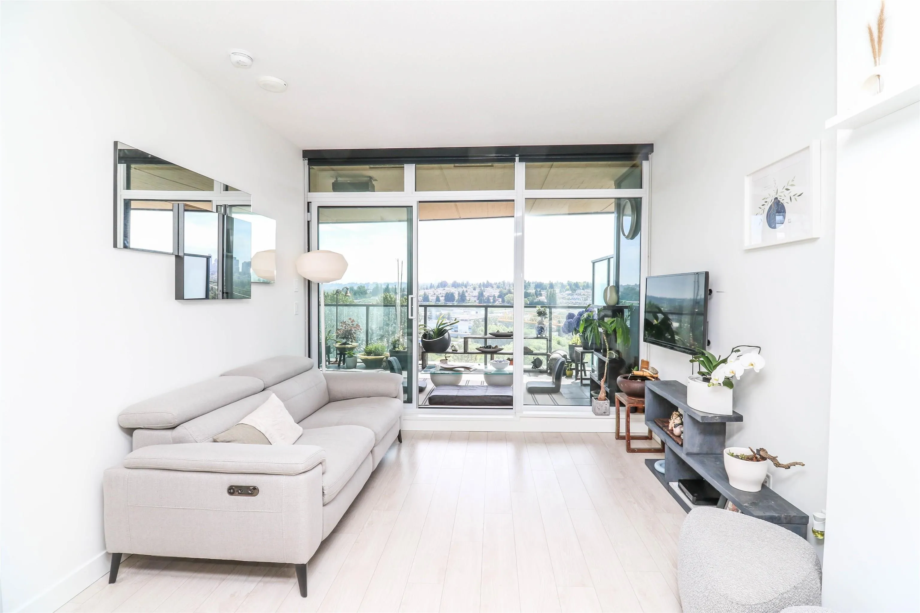 610 4890 Lougheed Highway
