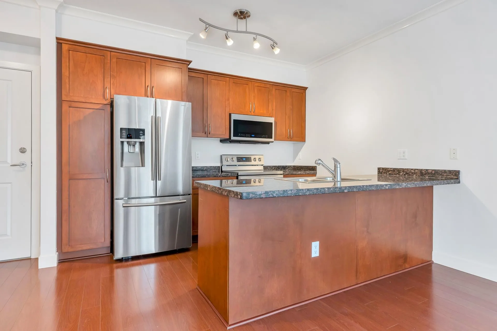 210 1375 View Crescent
