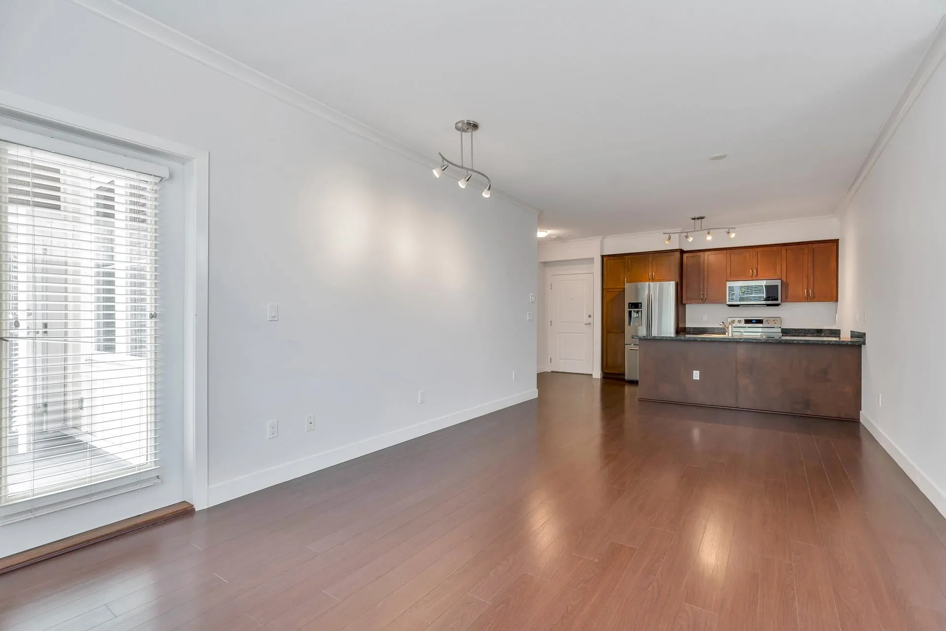210 1375 View Crescent