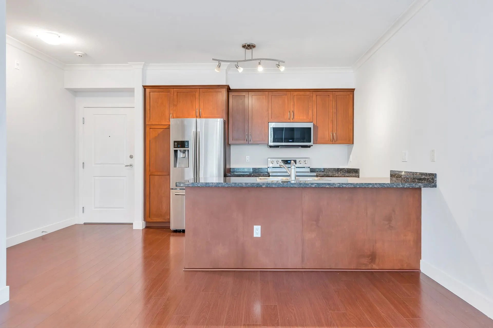 210 1375 View Crescent