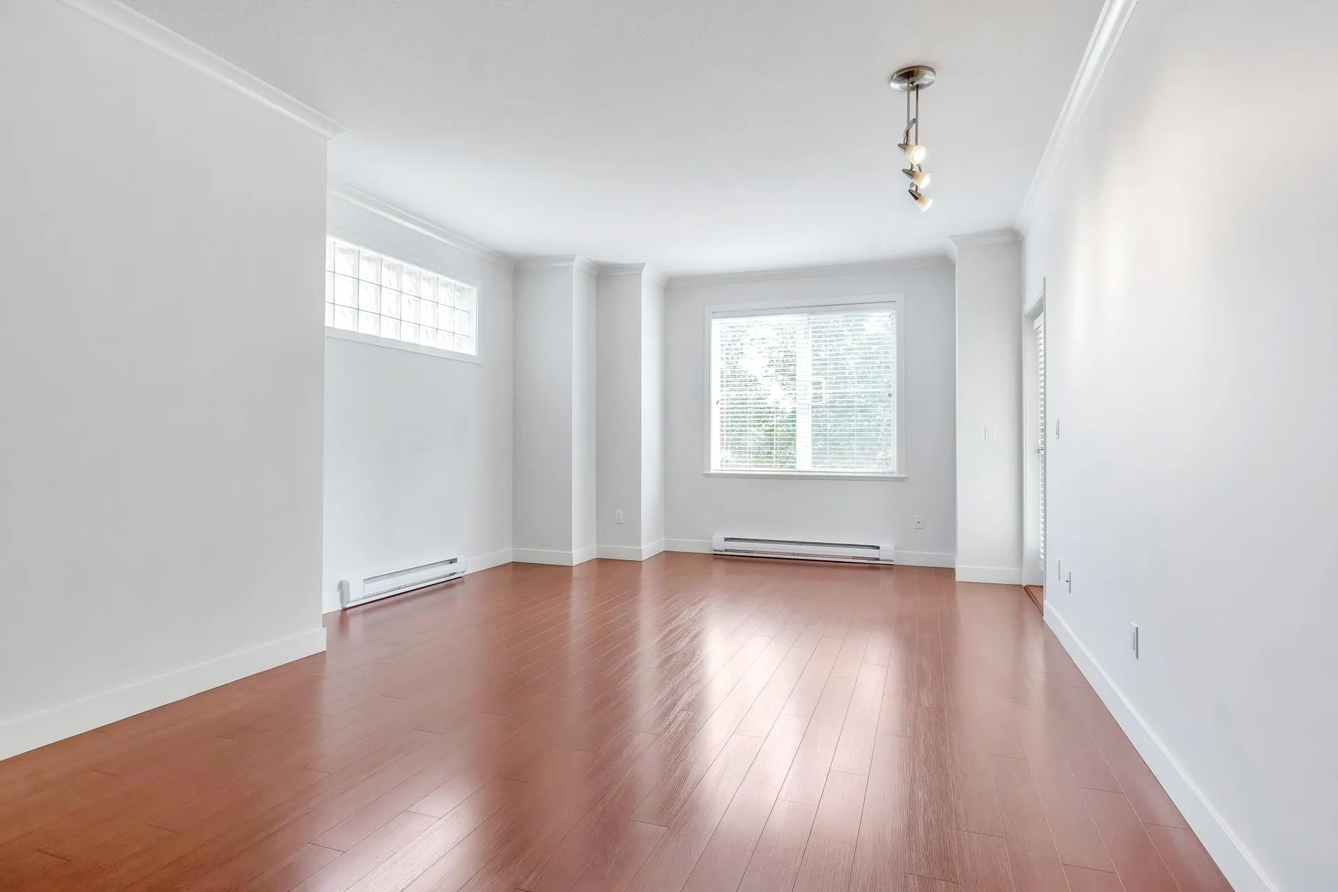 210 1375 View Crescent