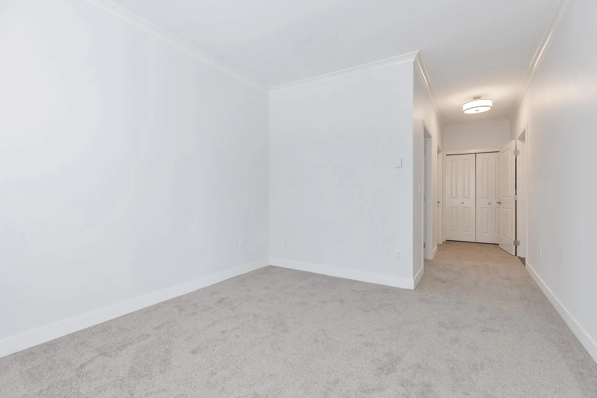 210 1375 View Crescent