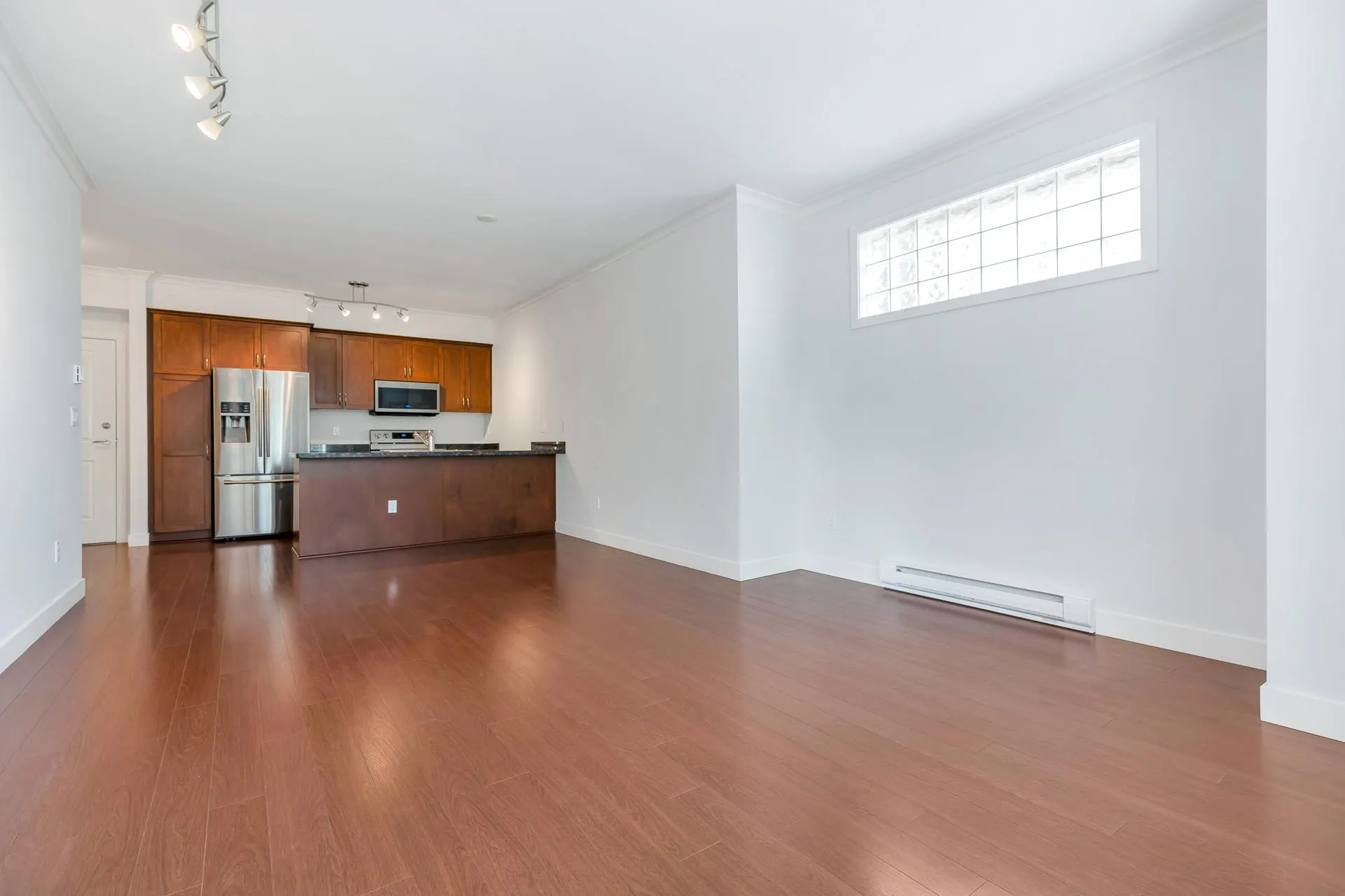 210 1375 View Crescent