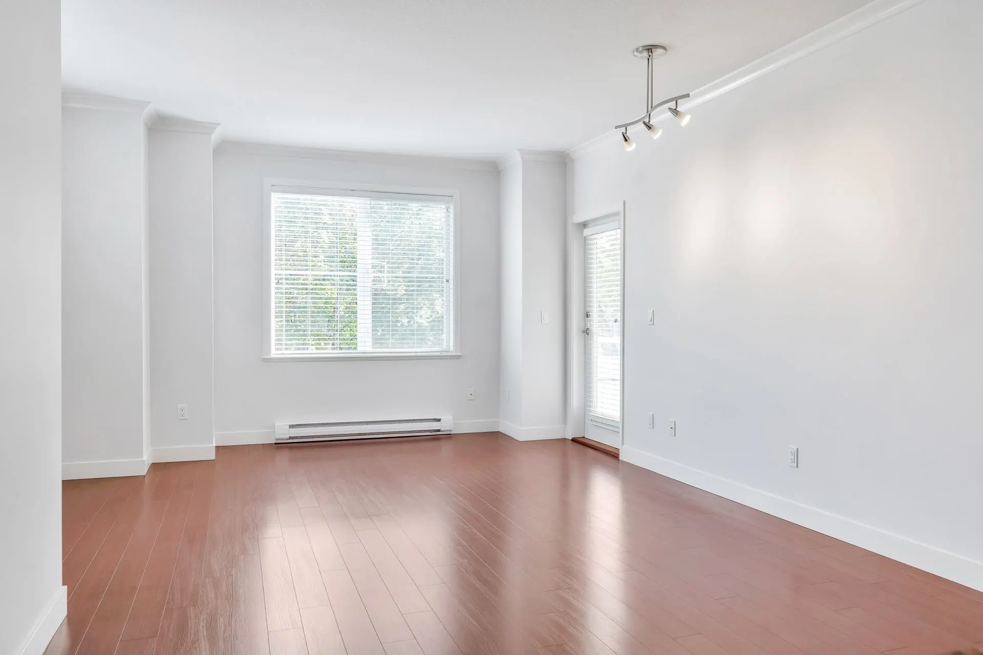 210 1375 View Crescent