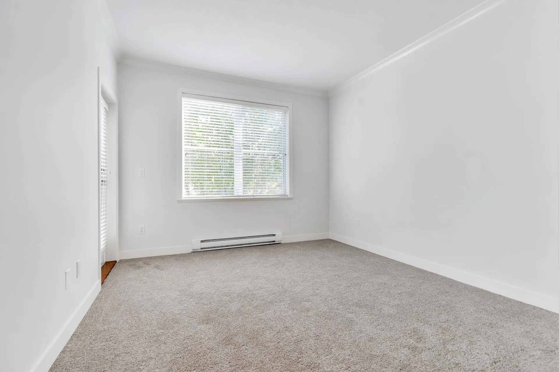 210 1375 View Crescent