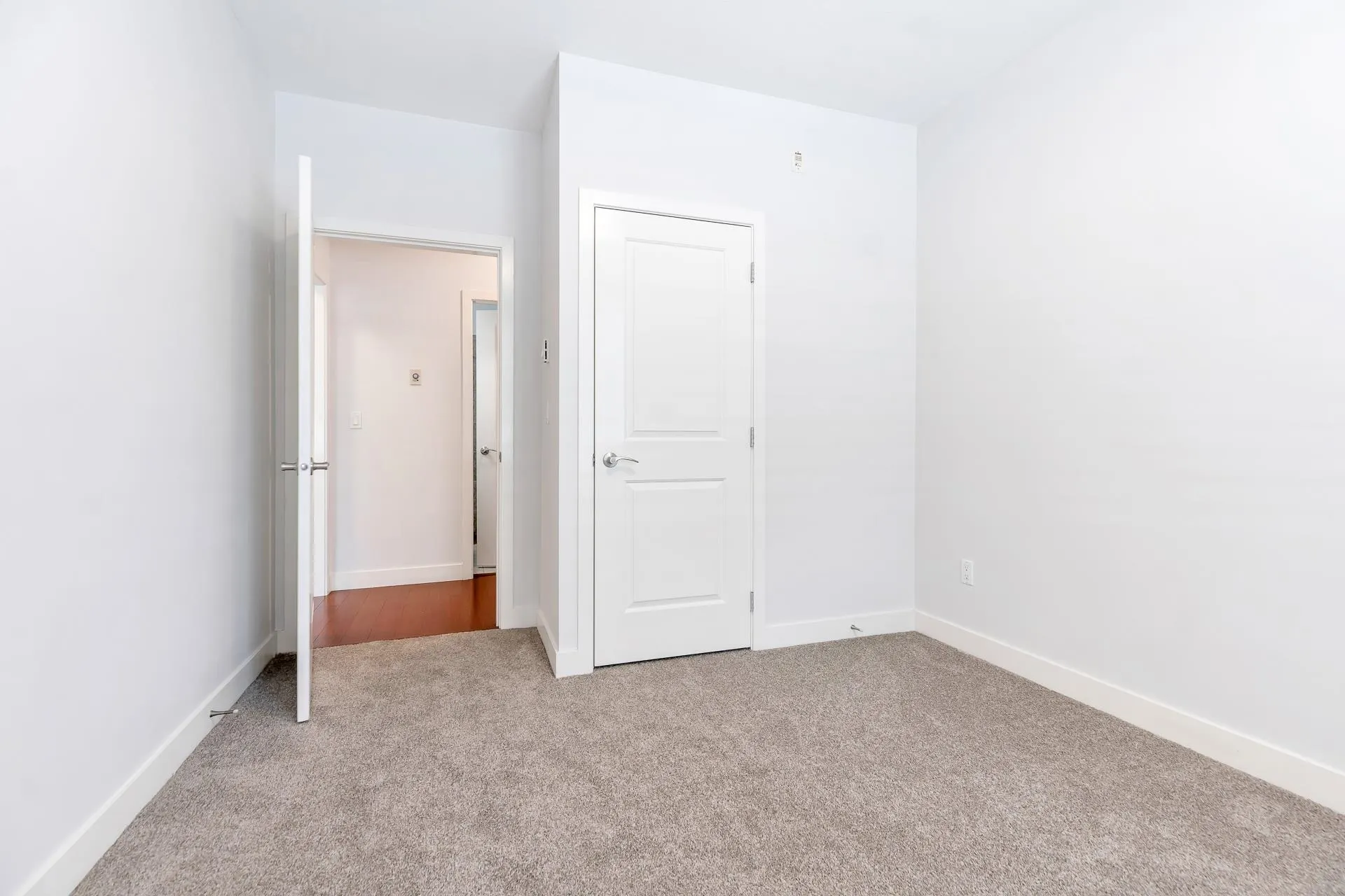 210 1375 View Crescent
