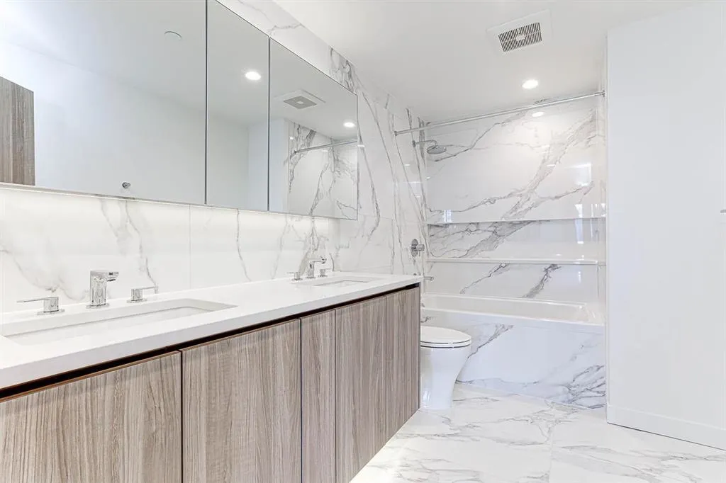 3403 4880 Lougheed Highway