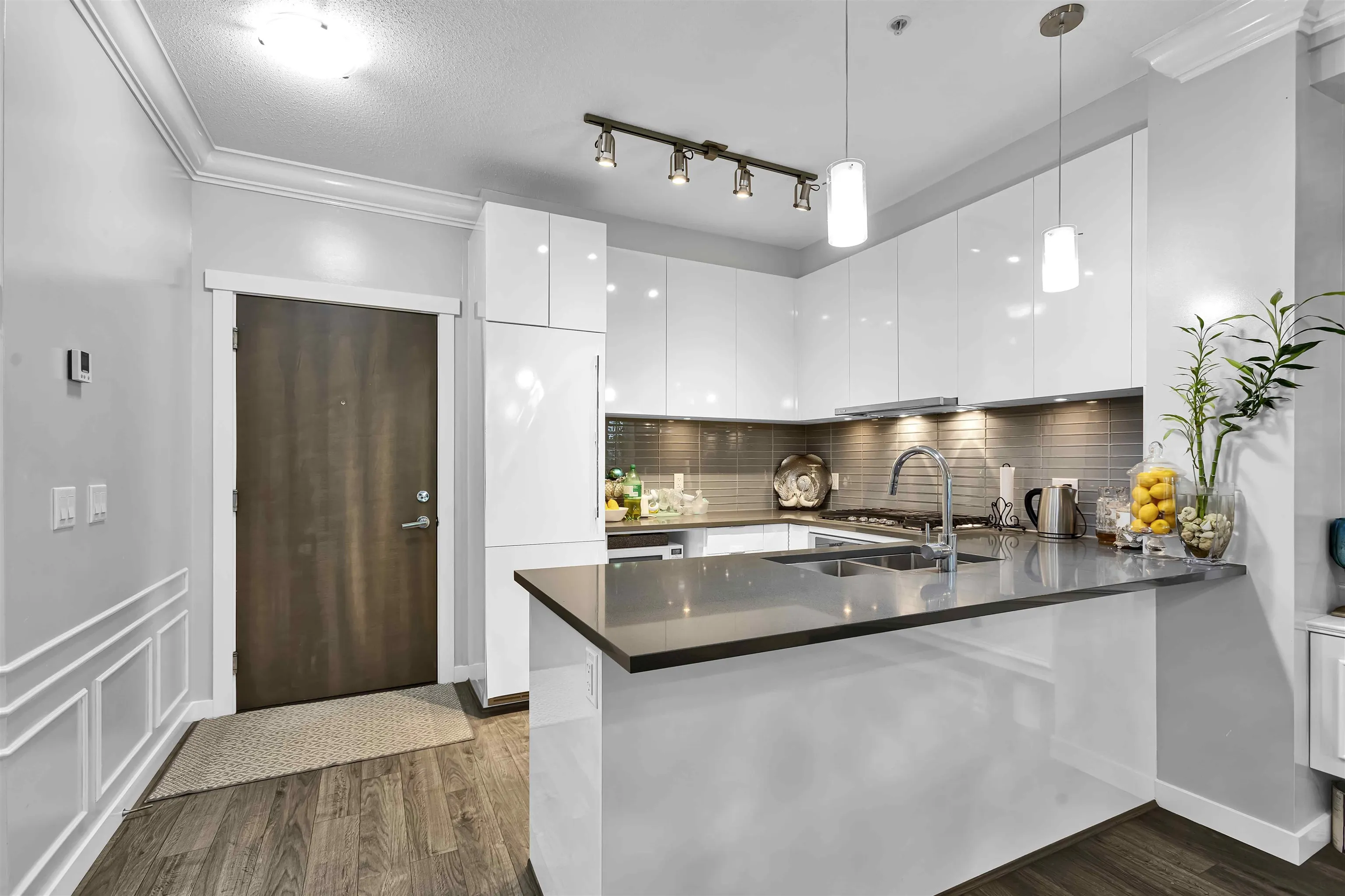 318 9399 Alexandra Road