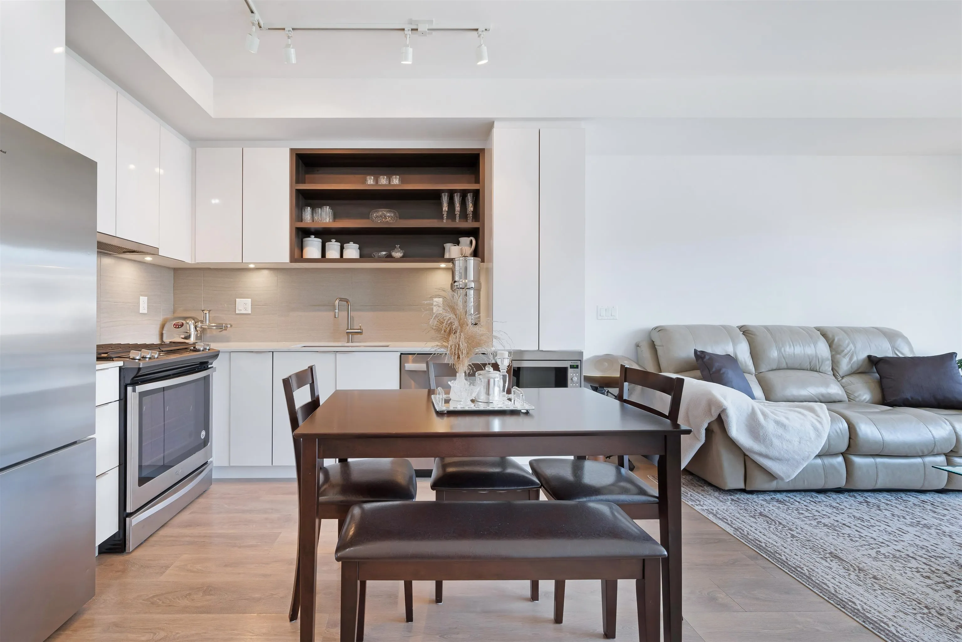303 725 Marine Drive
