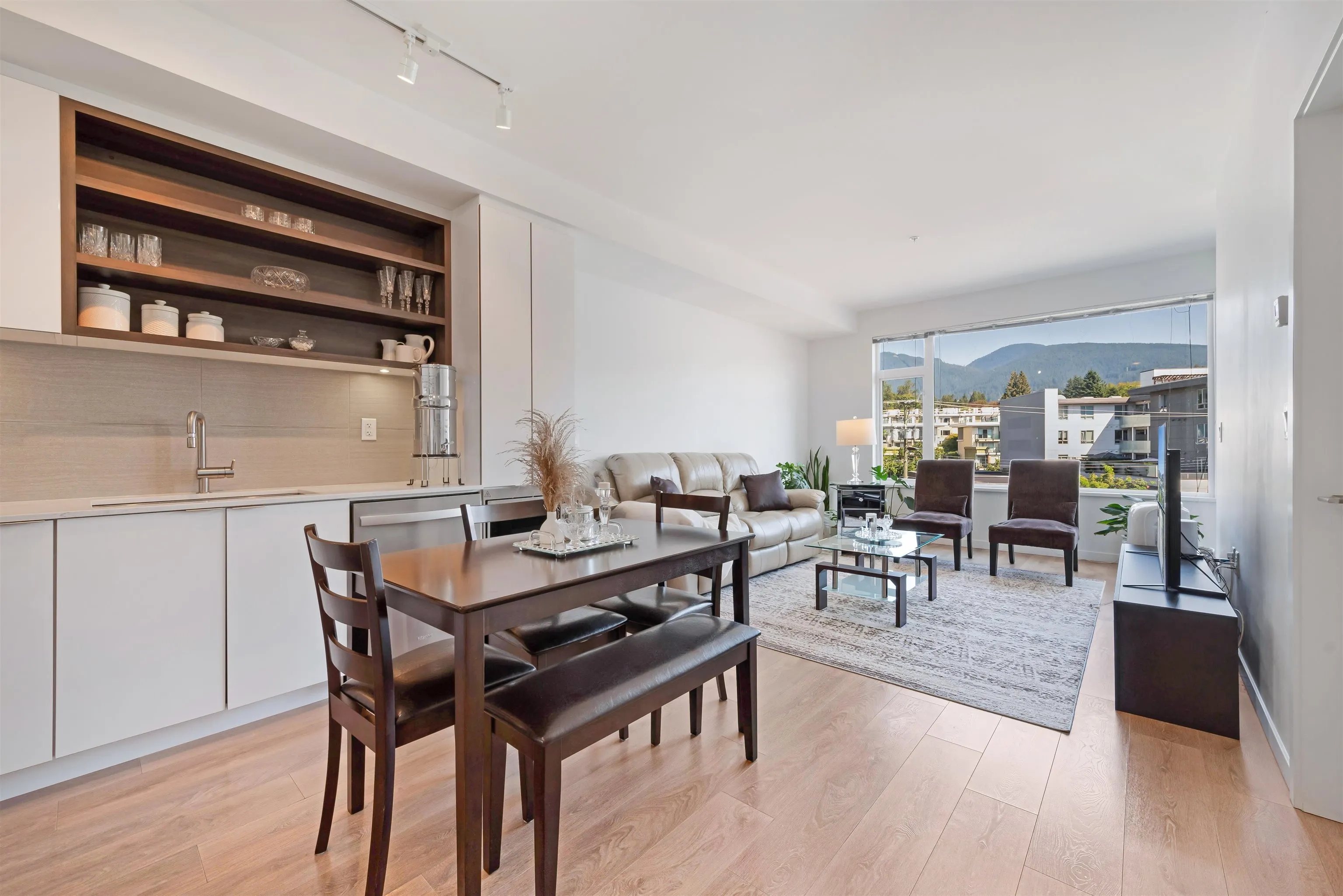 303 725 Marine Drive