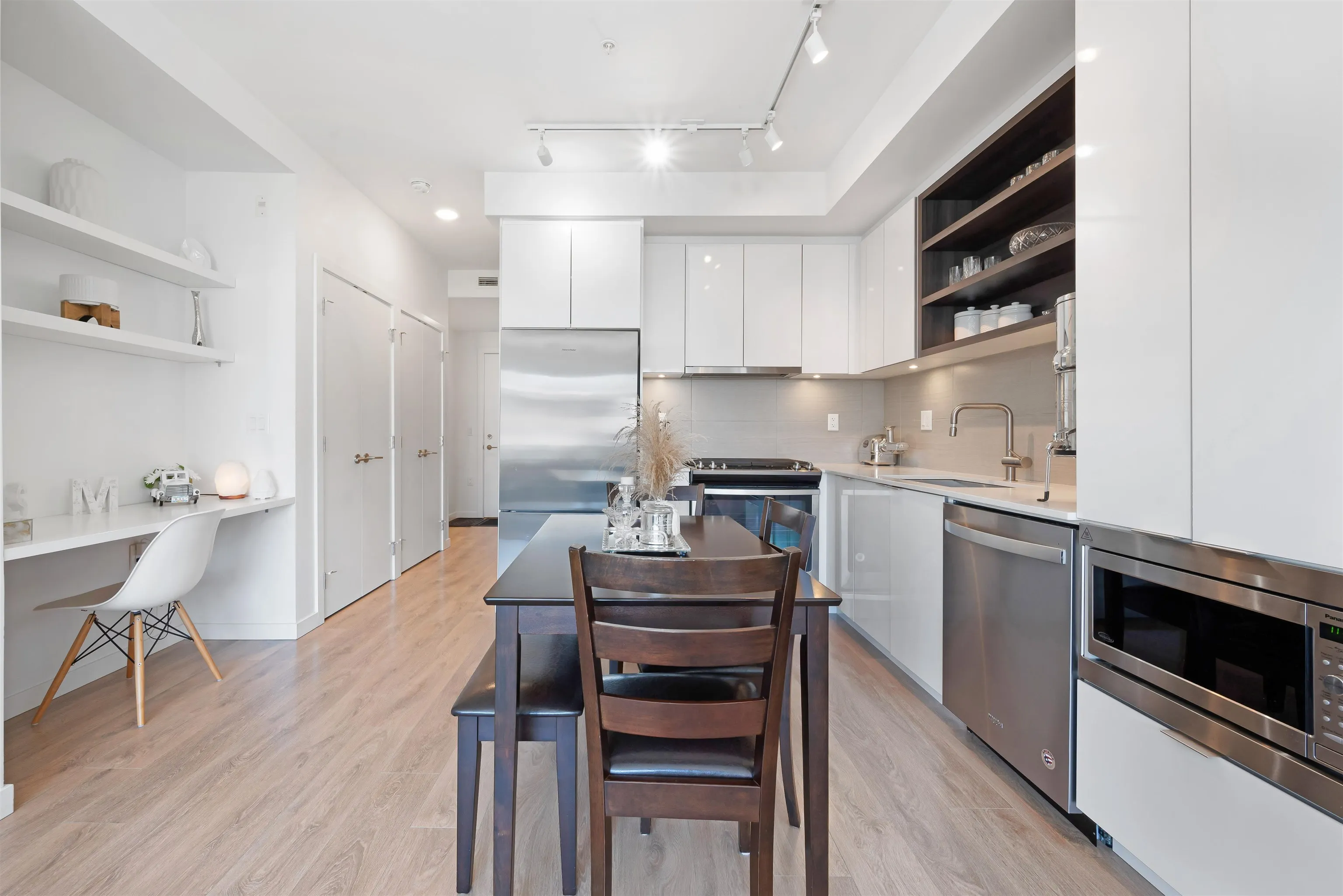 303 725 Marine Drive