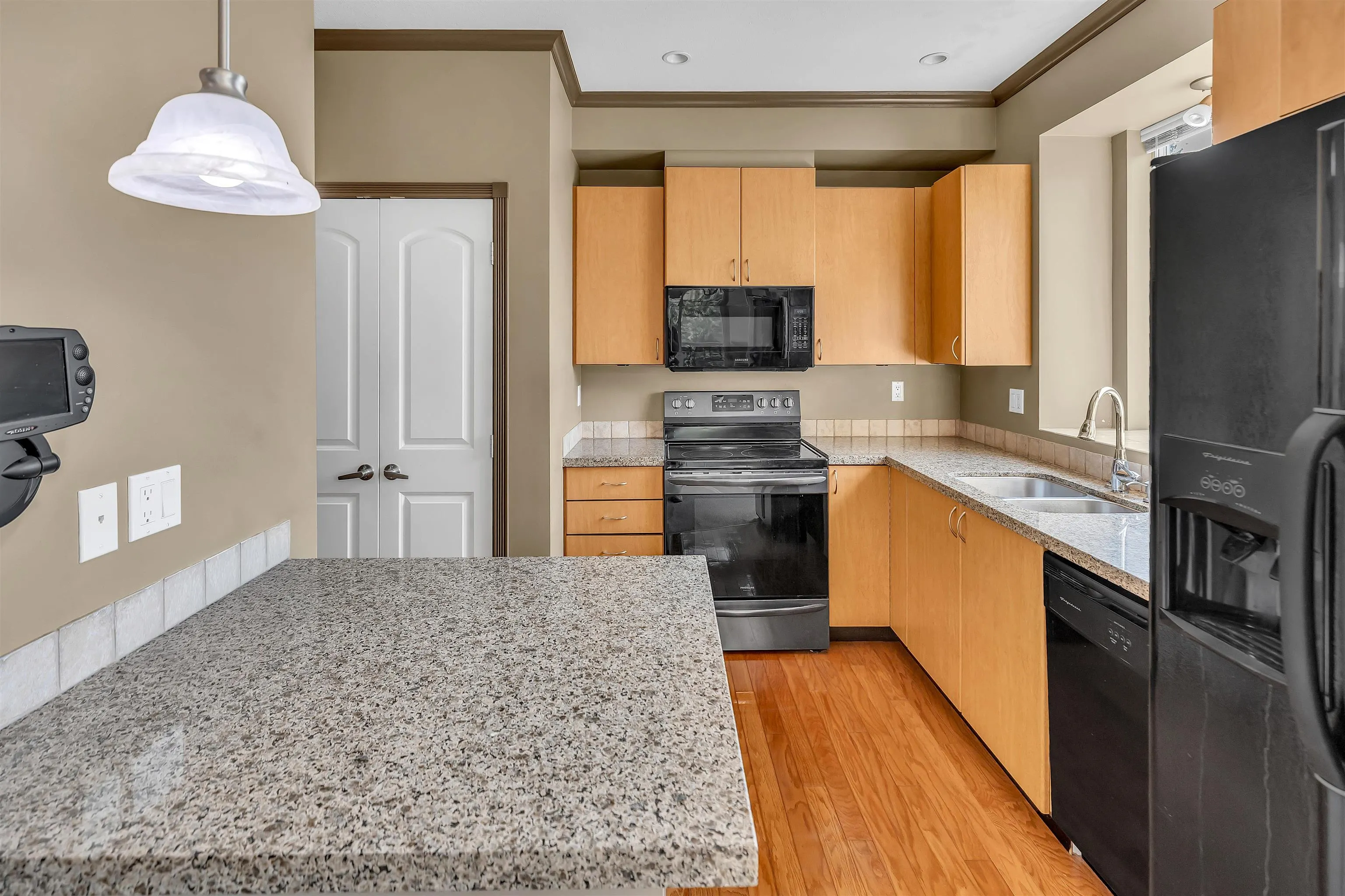 312 33485 South Fraser Way