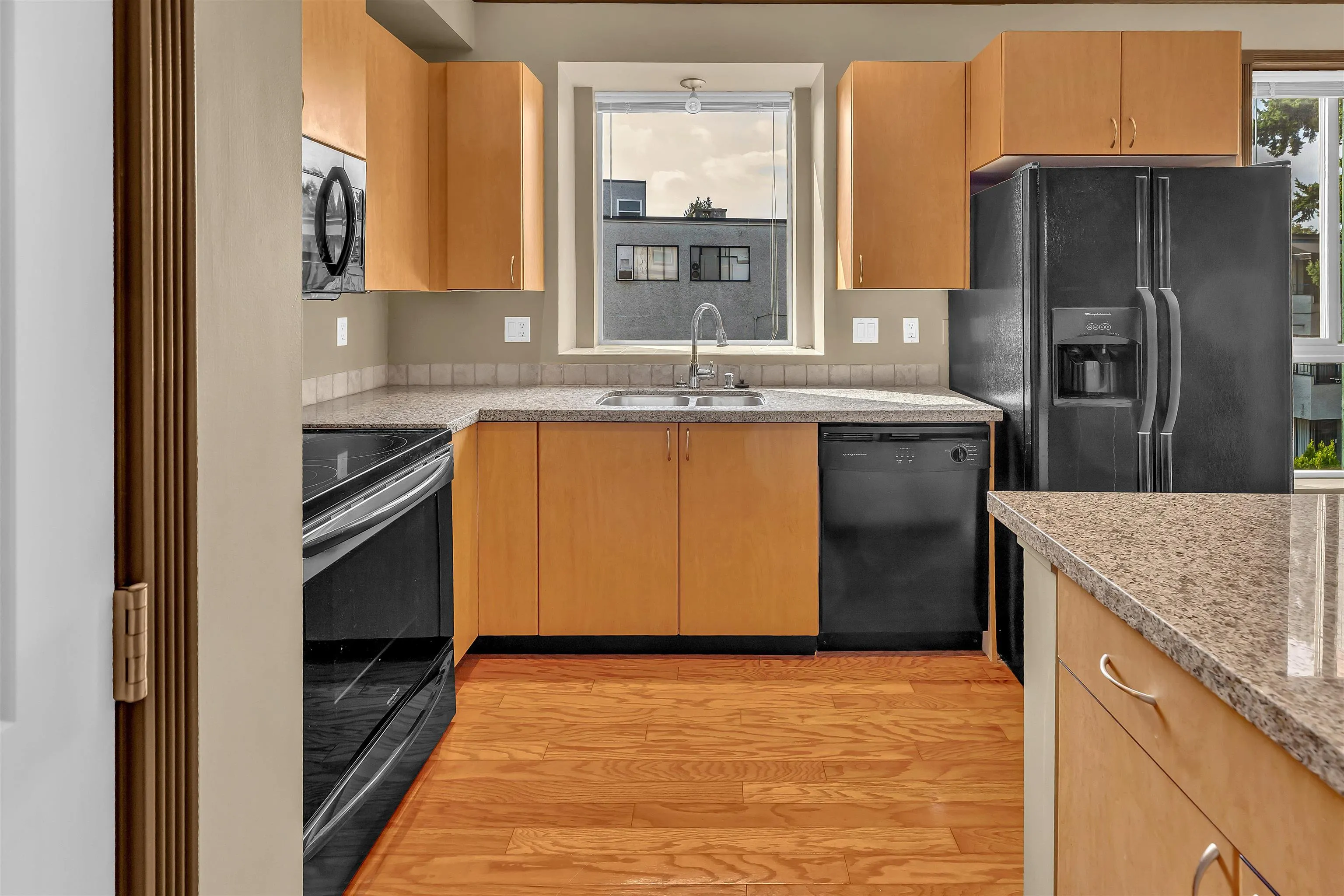 312 33485 South Fraser Way