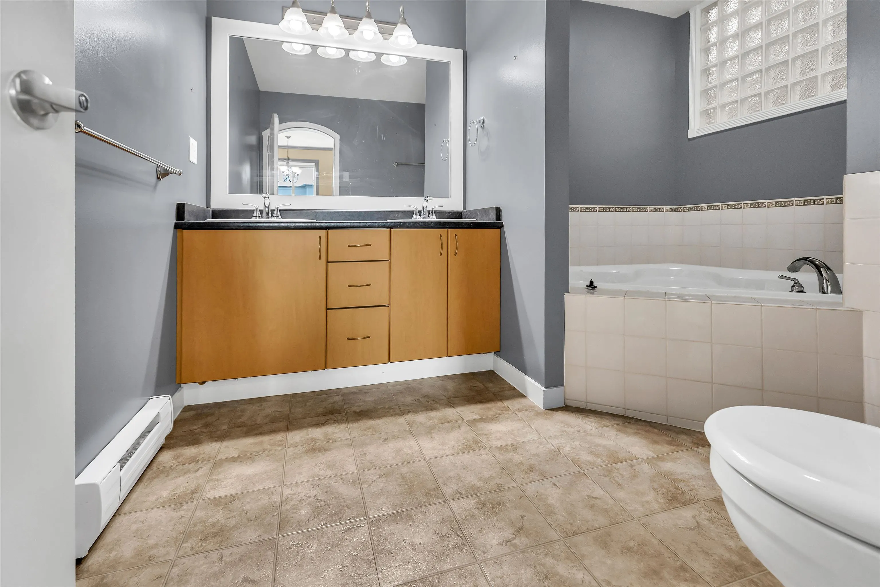 312 33485 South Fraser Way