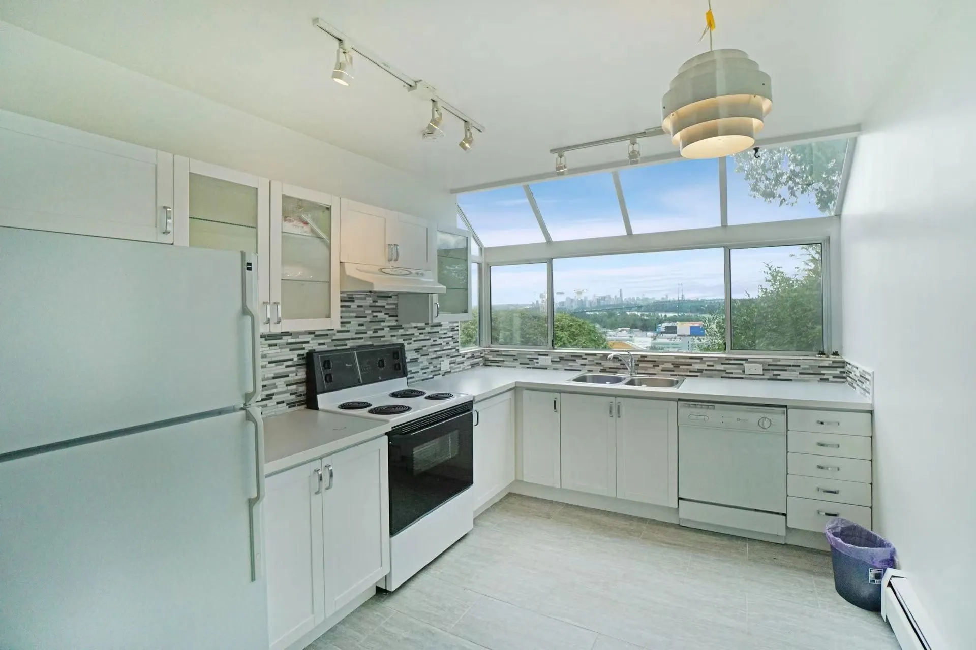 850 Esquimalt Avenue
