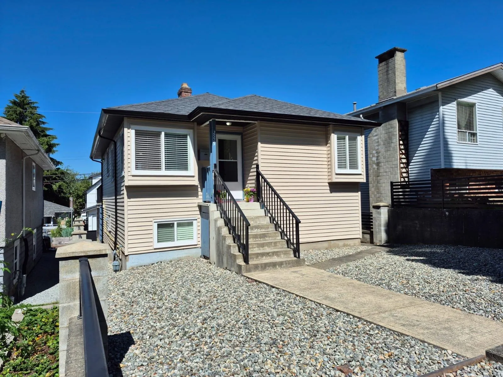 2575 E 29th Avenue
