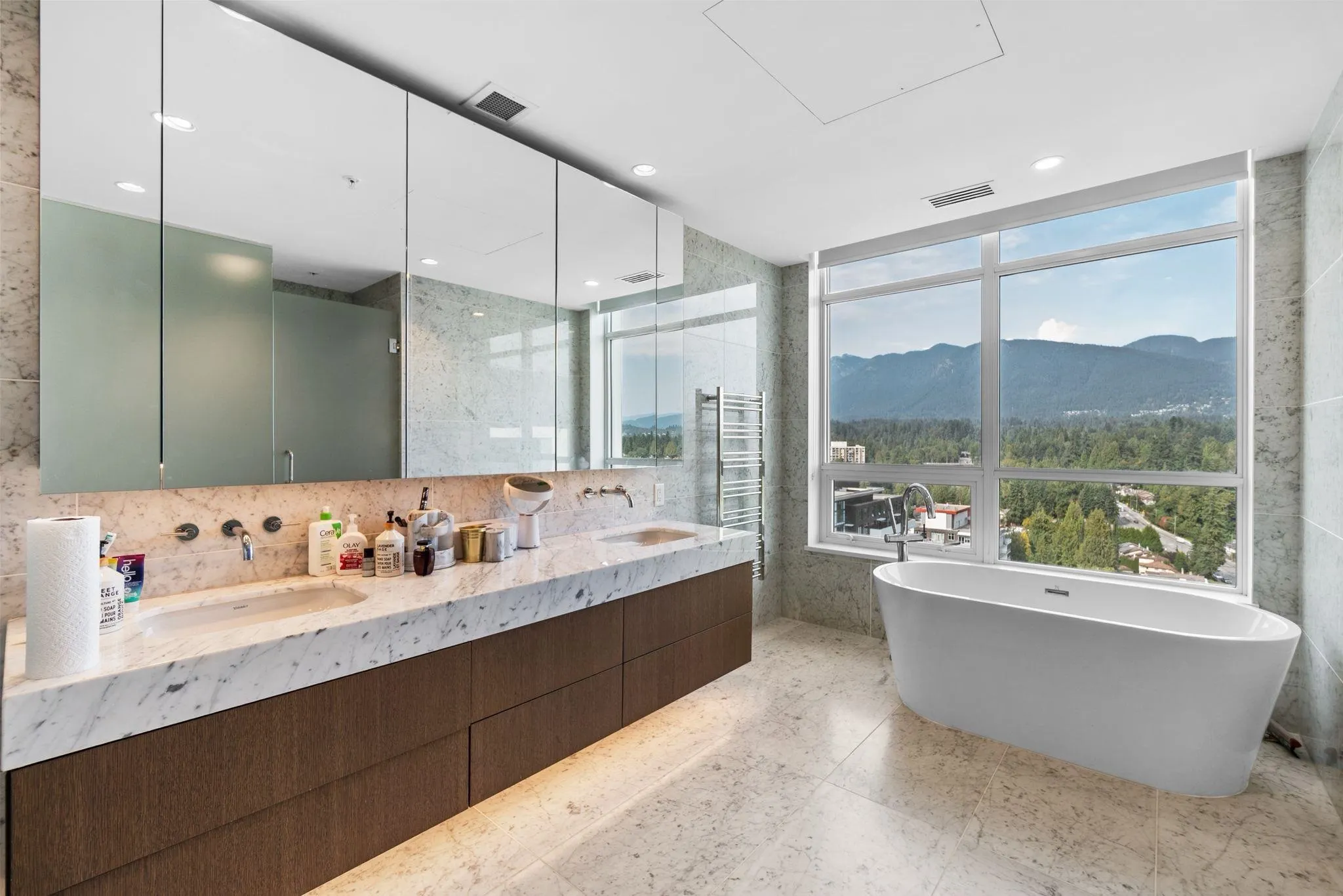 2201 1632 Lions Gate Lane