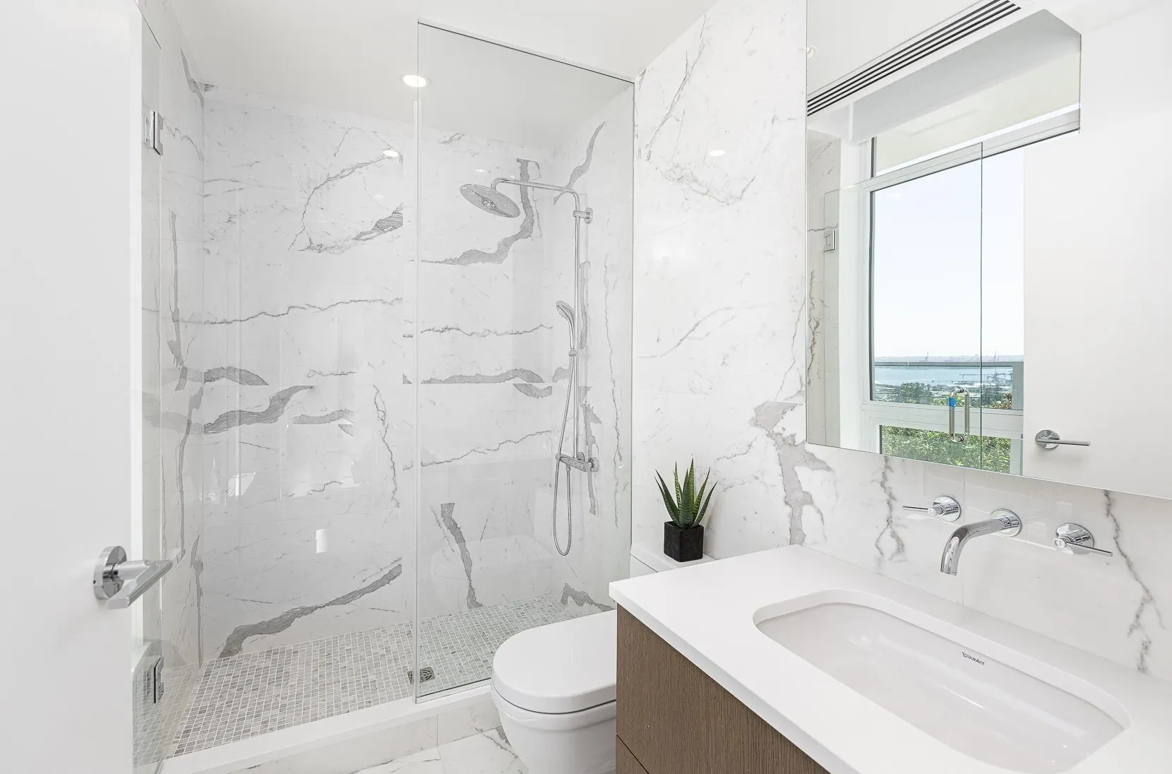 2201 1632 Lions Gate Lane