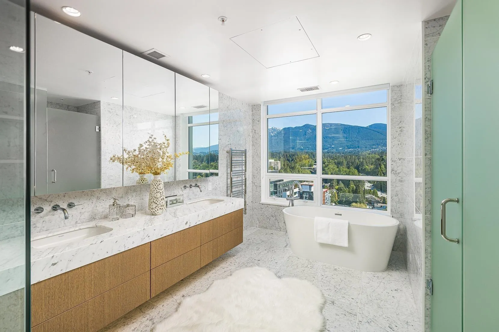 2201 1632 Lions Gate Lane