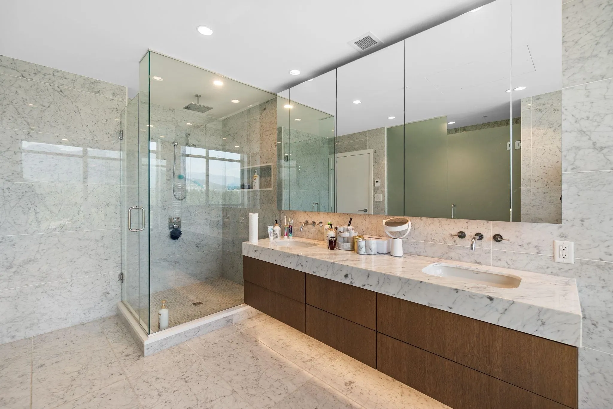 2201 1632 Lions Gate Lane
