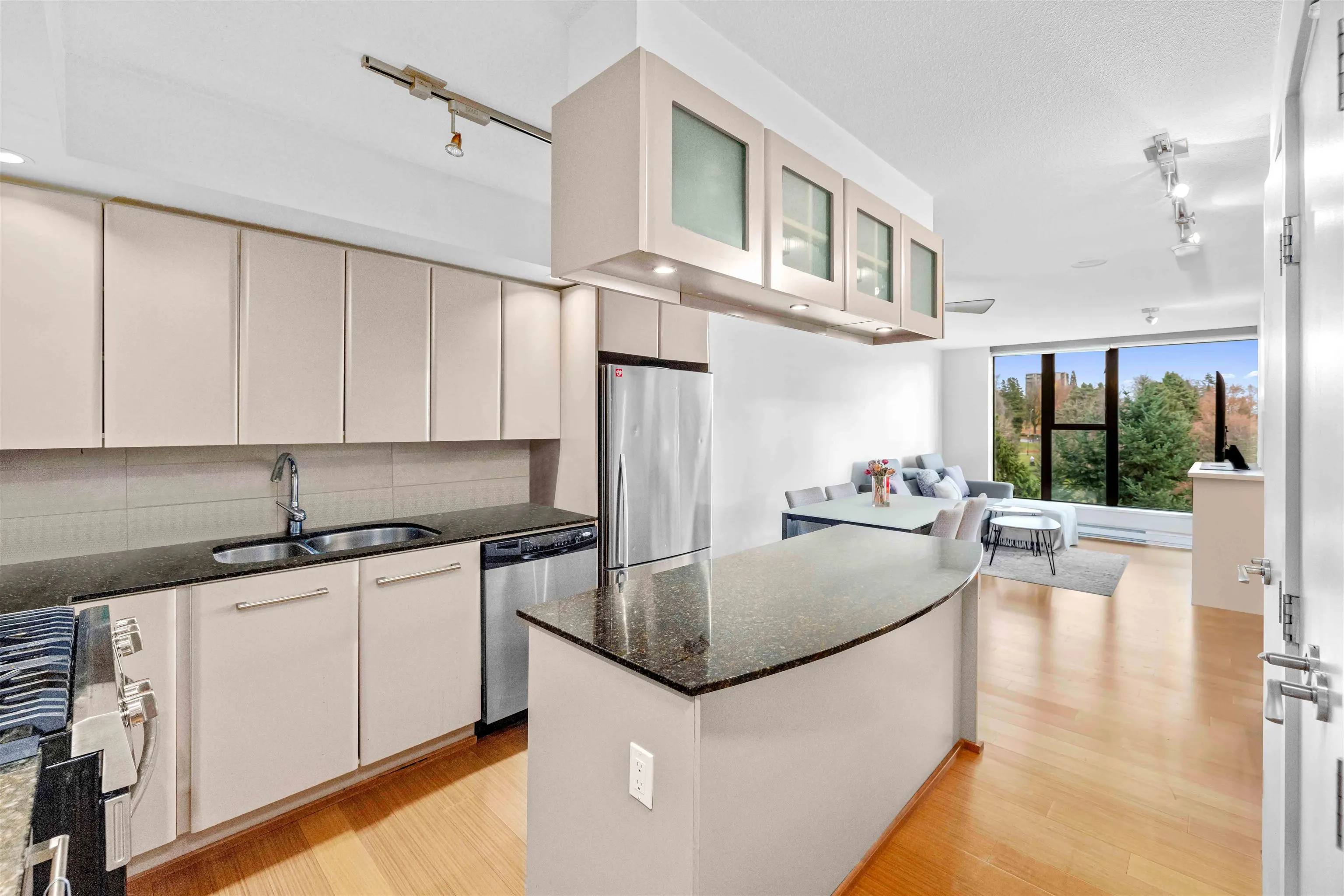 602 683 W Victoria Park