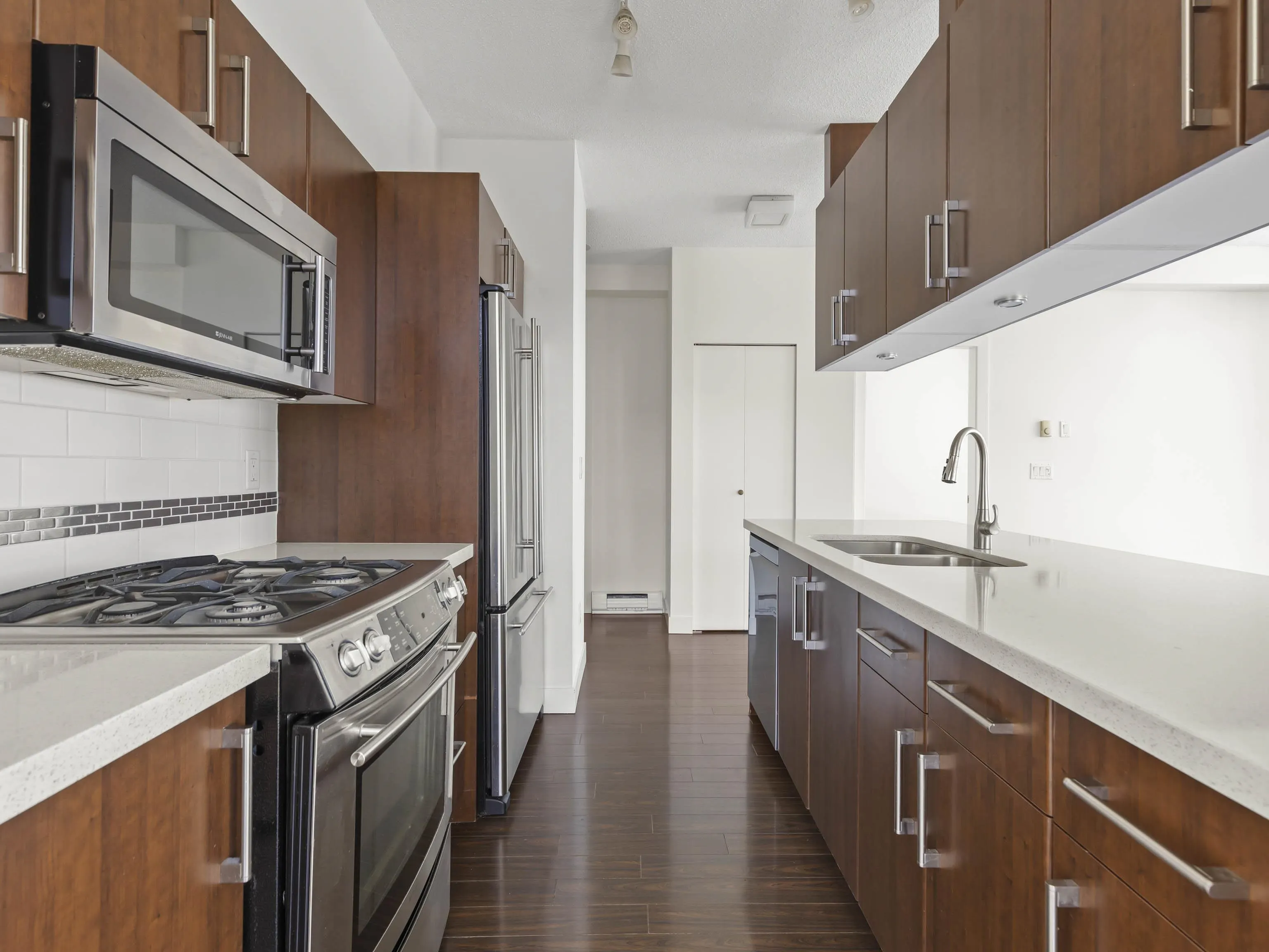 PH2 587 W 7th Avenue