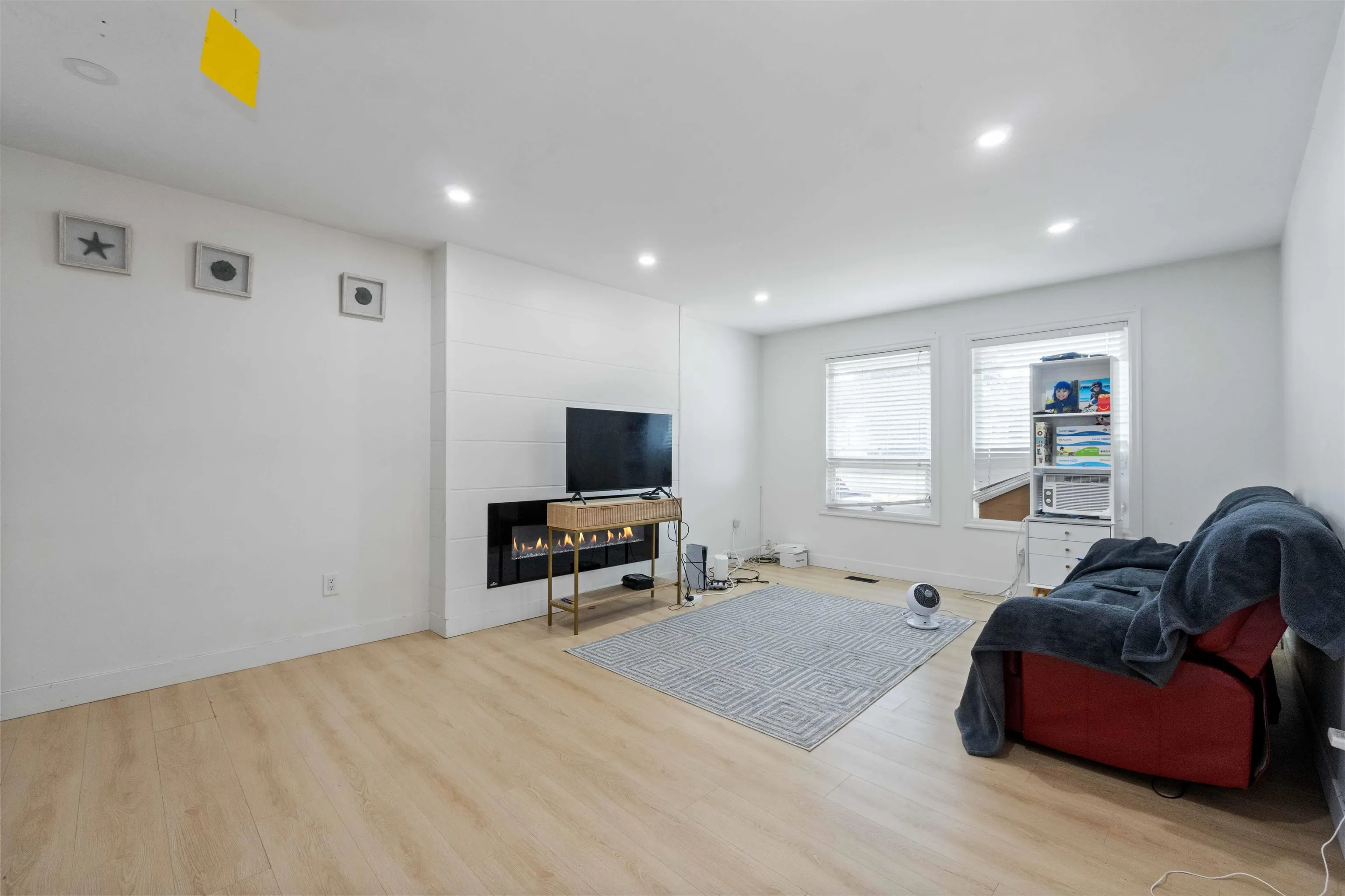 2418 Wayburne Crescent