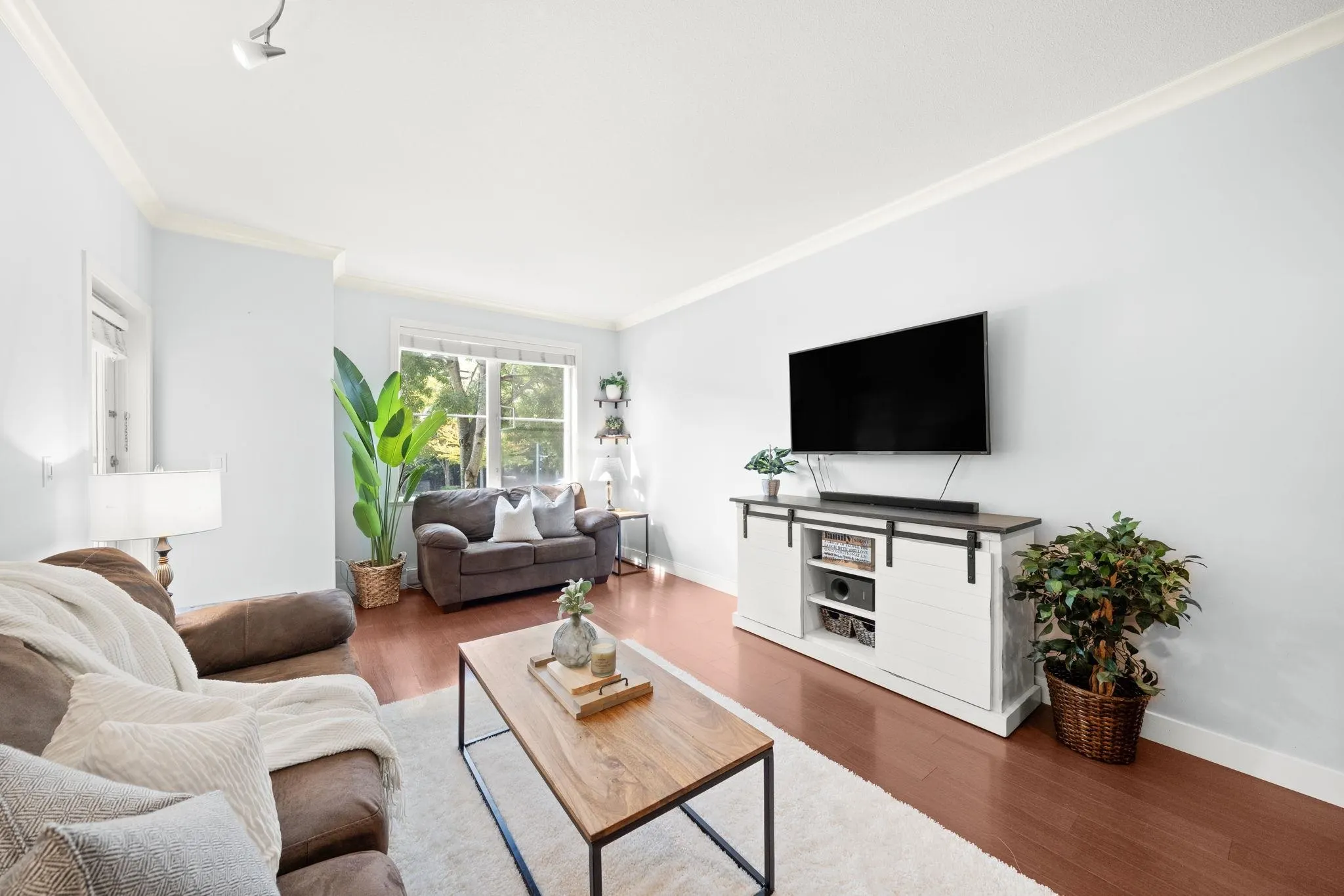 206 1375 View Crescent