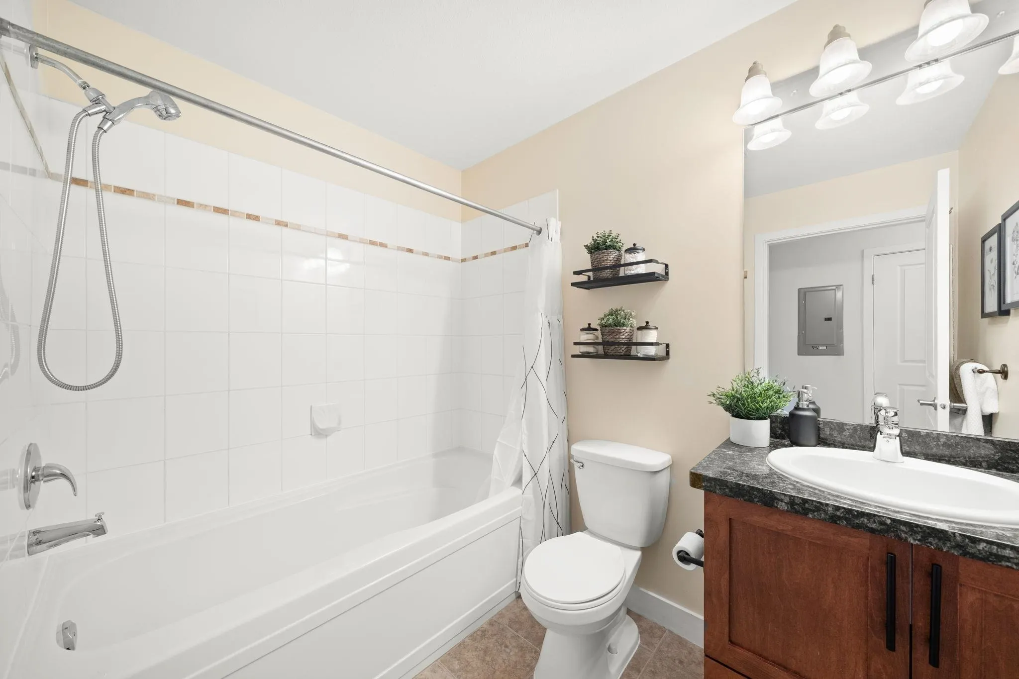 206 1375 View Crescent