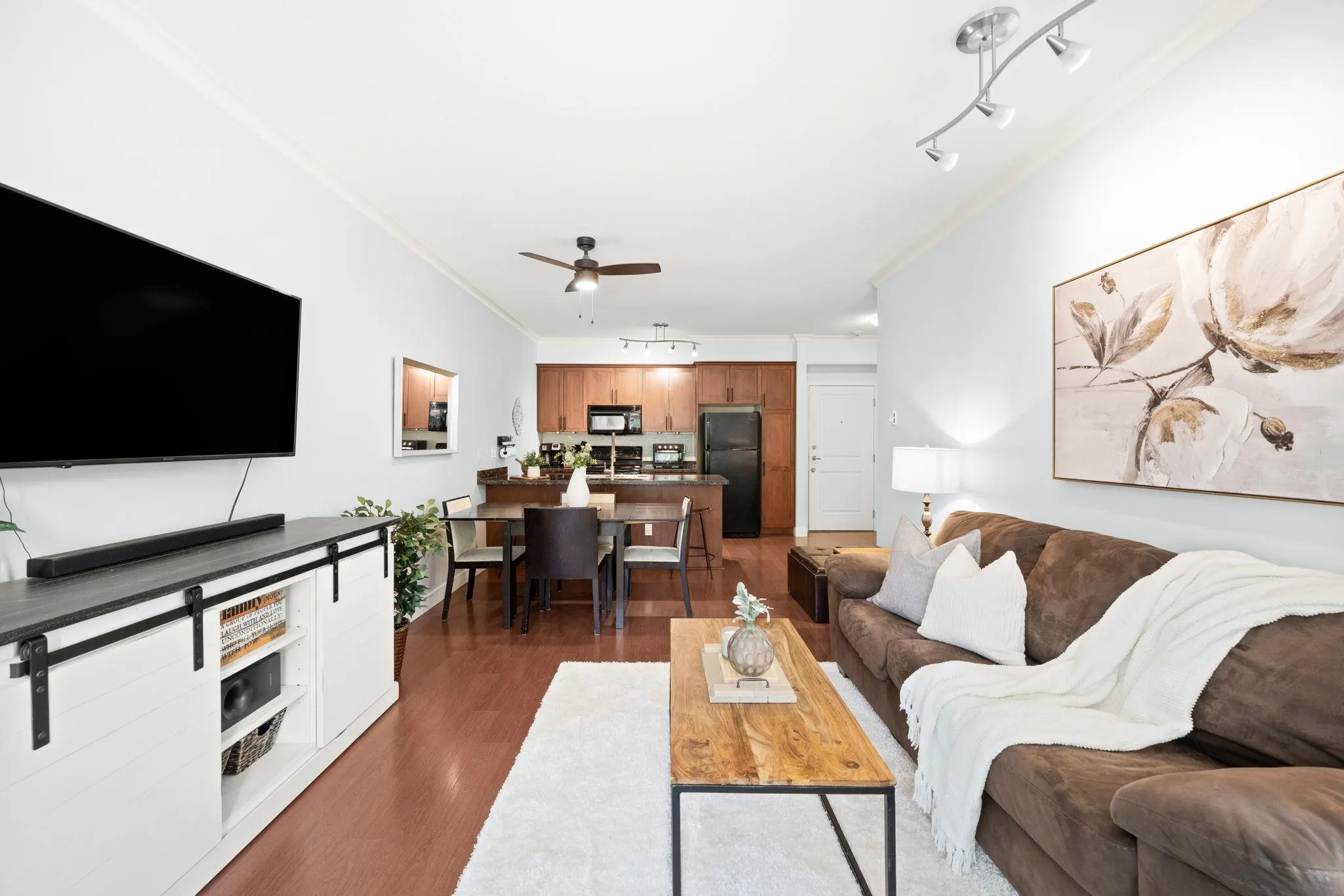 206 1375 View Crescent