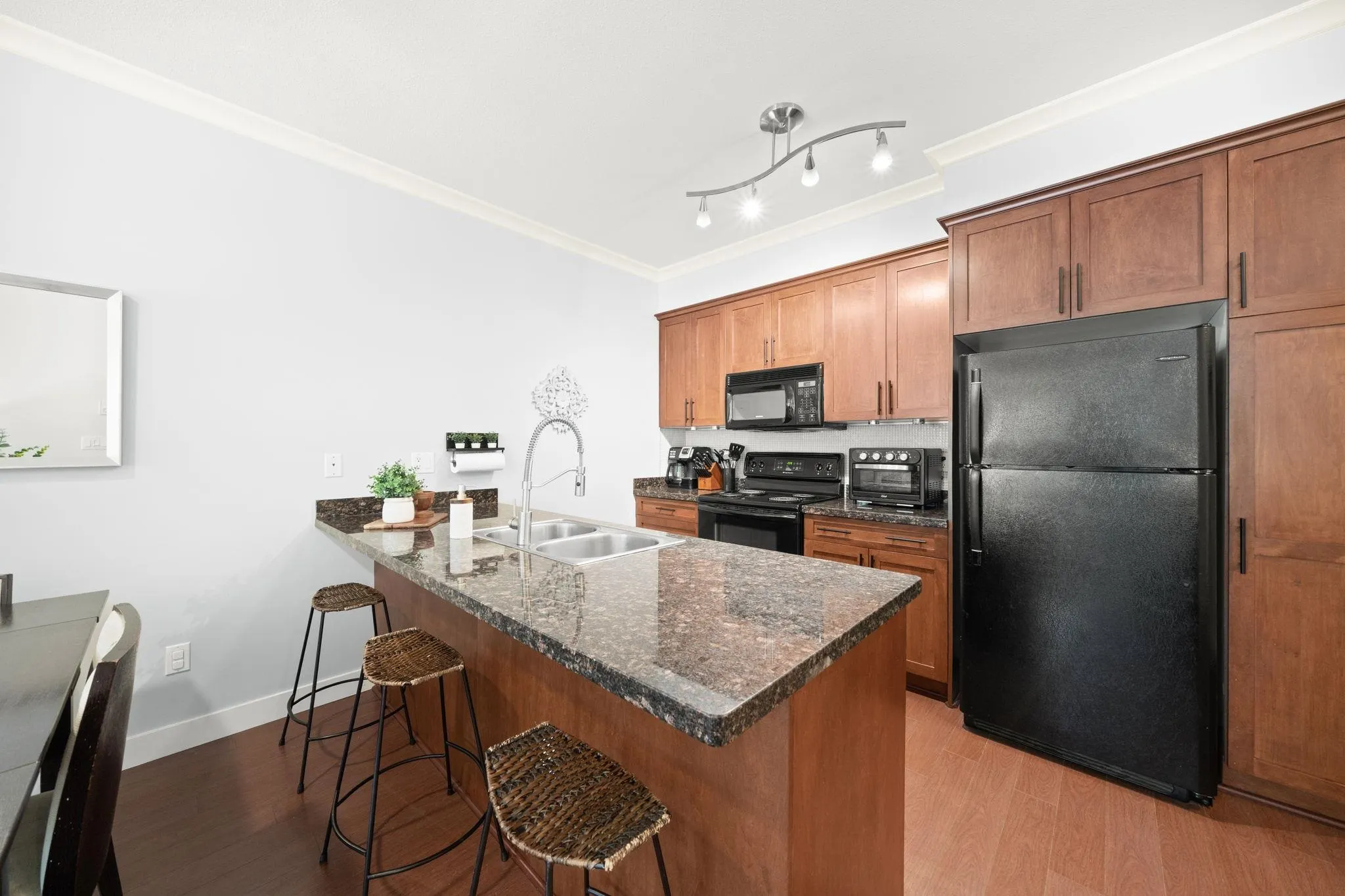 206 1375 View Crescent