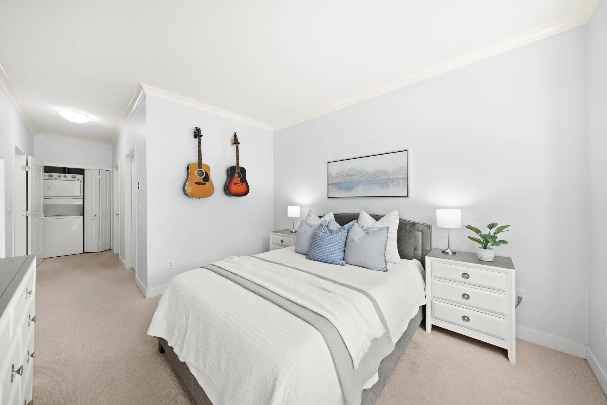 206 1375 View Crescent