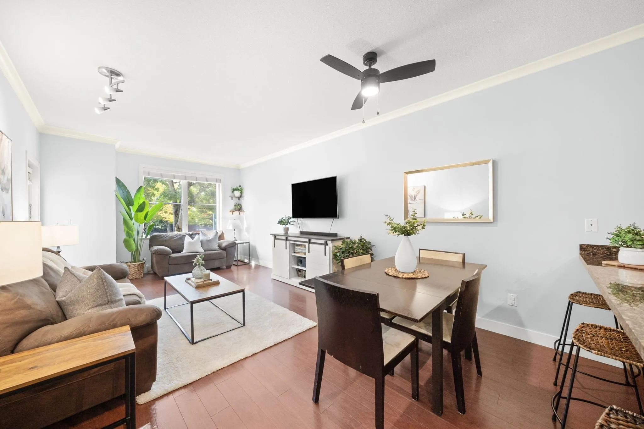 206 1375 View Crescent
