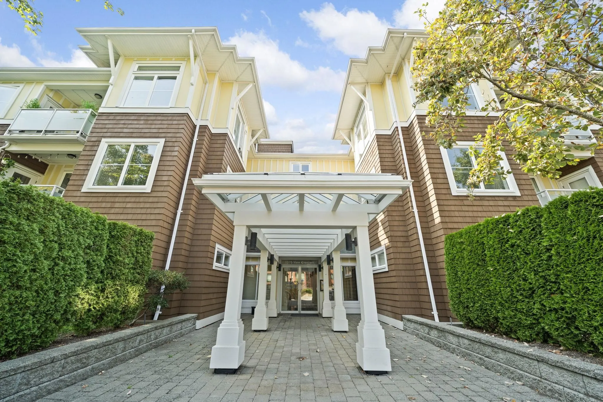 206 1375 View Crescent
