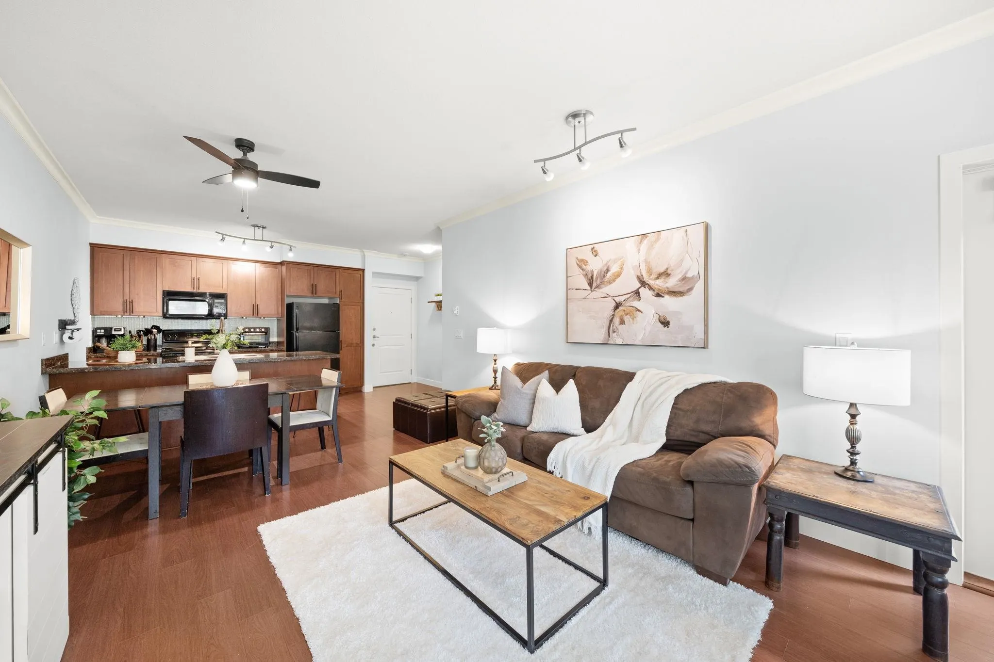 206 1375 View Crescent