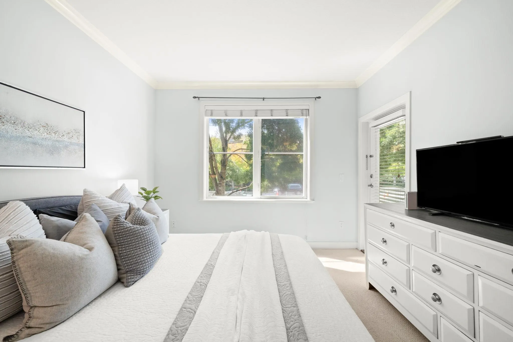 206 1375 View Crescent