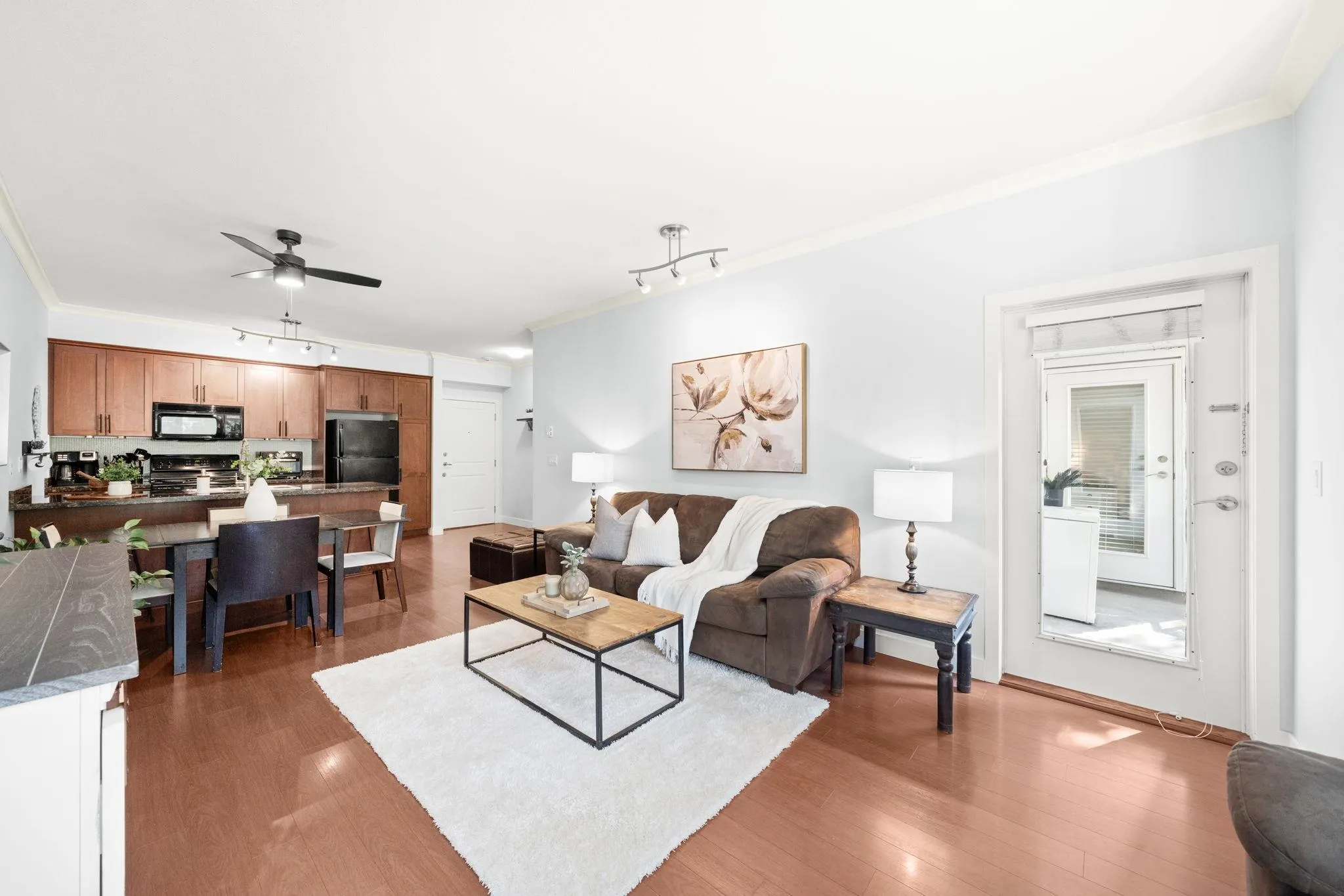 206 1375 View Crescent