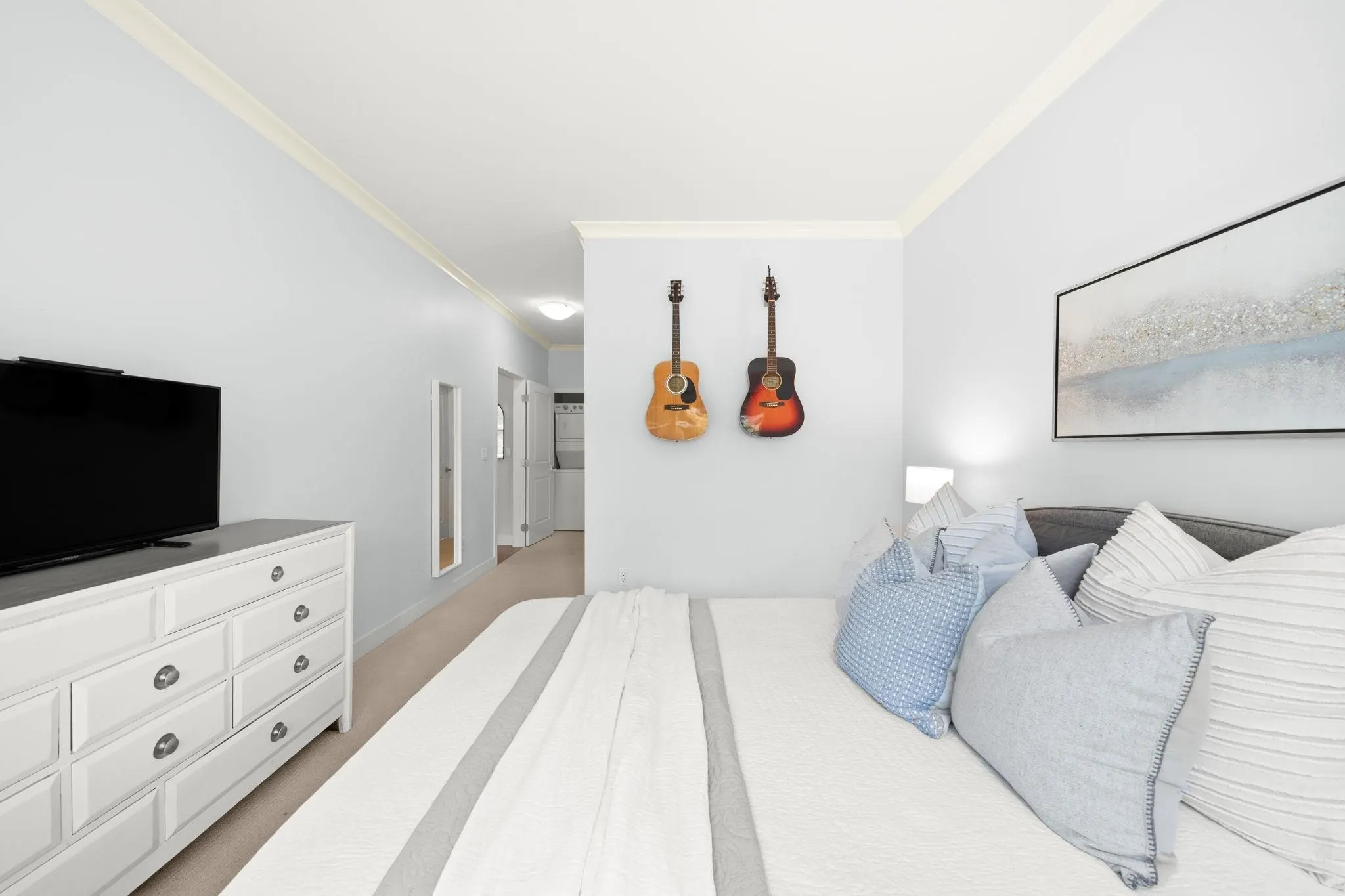 206 1375 View Crescent