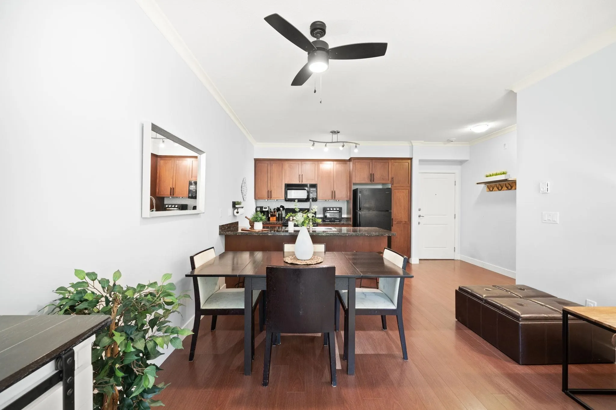 206 1375 View Crescent
