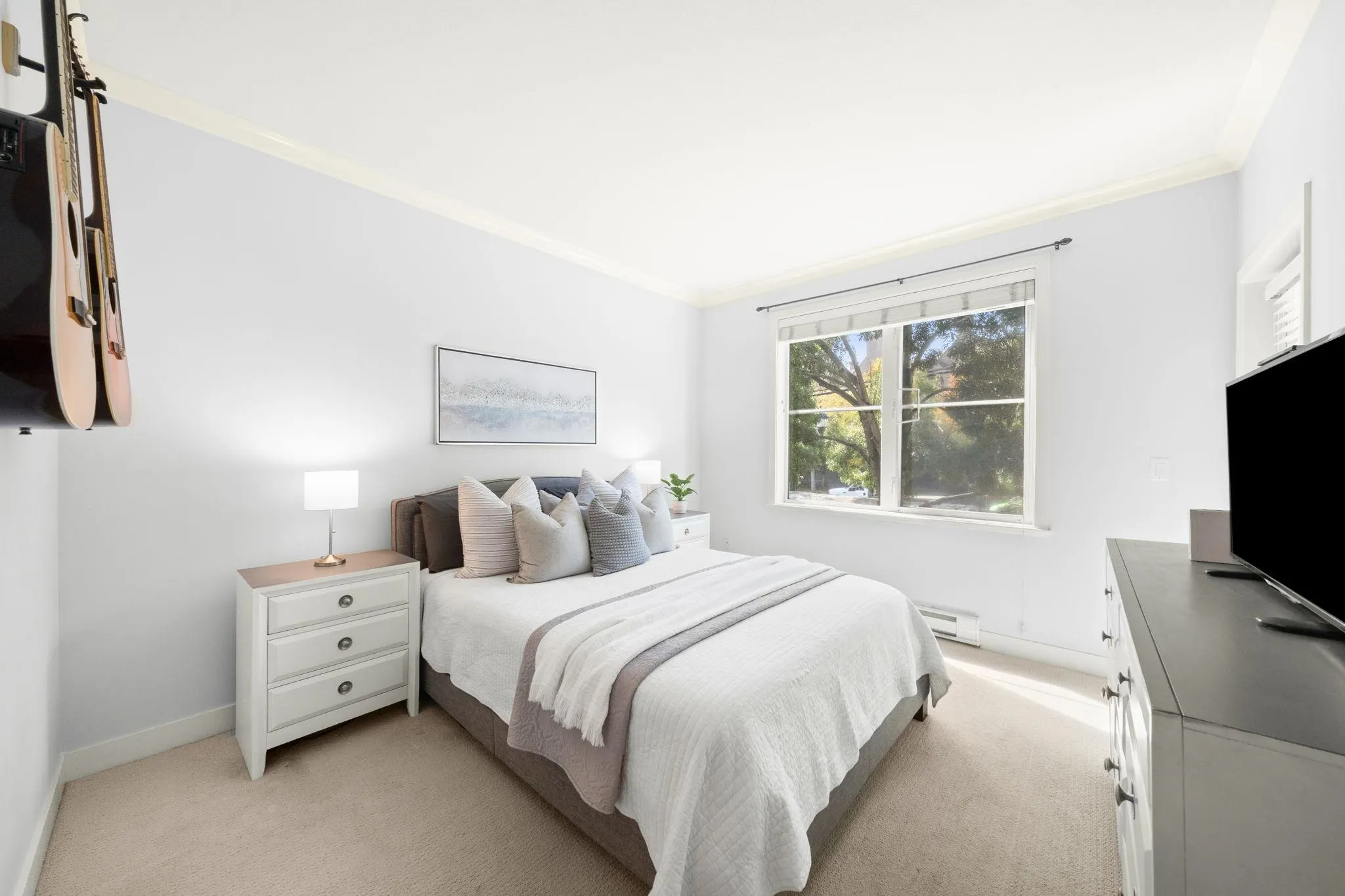 206 1375 View Crescent