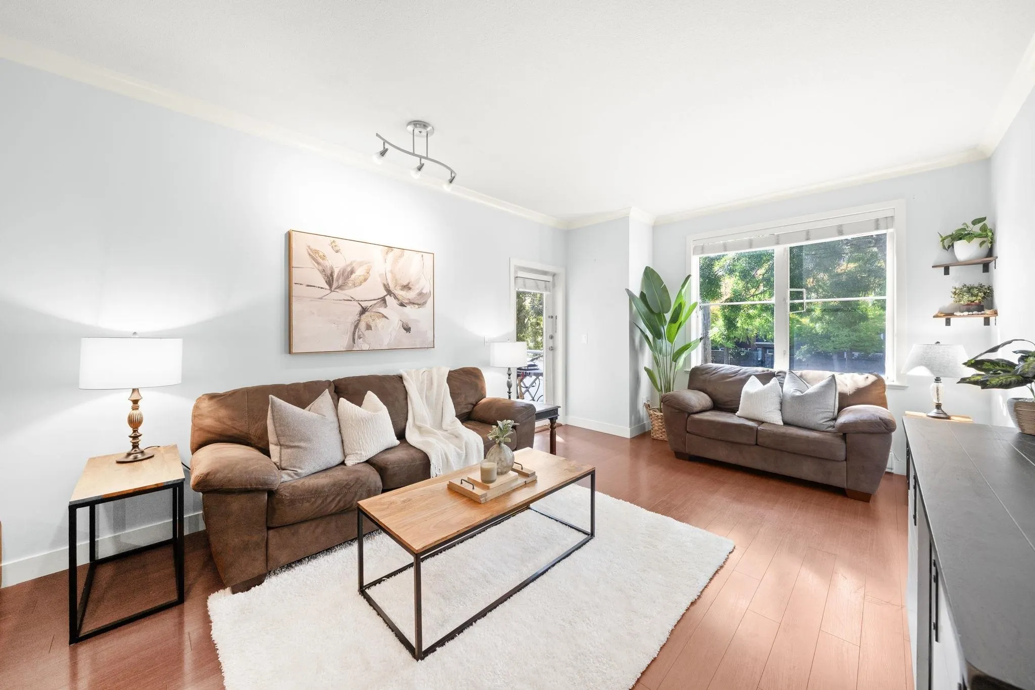 206 1375 View Crescent