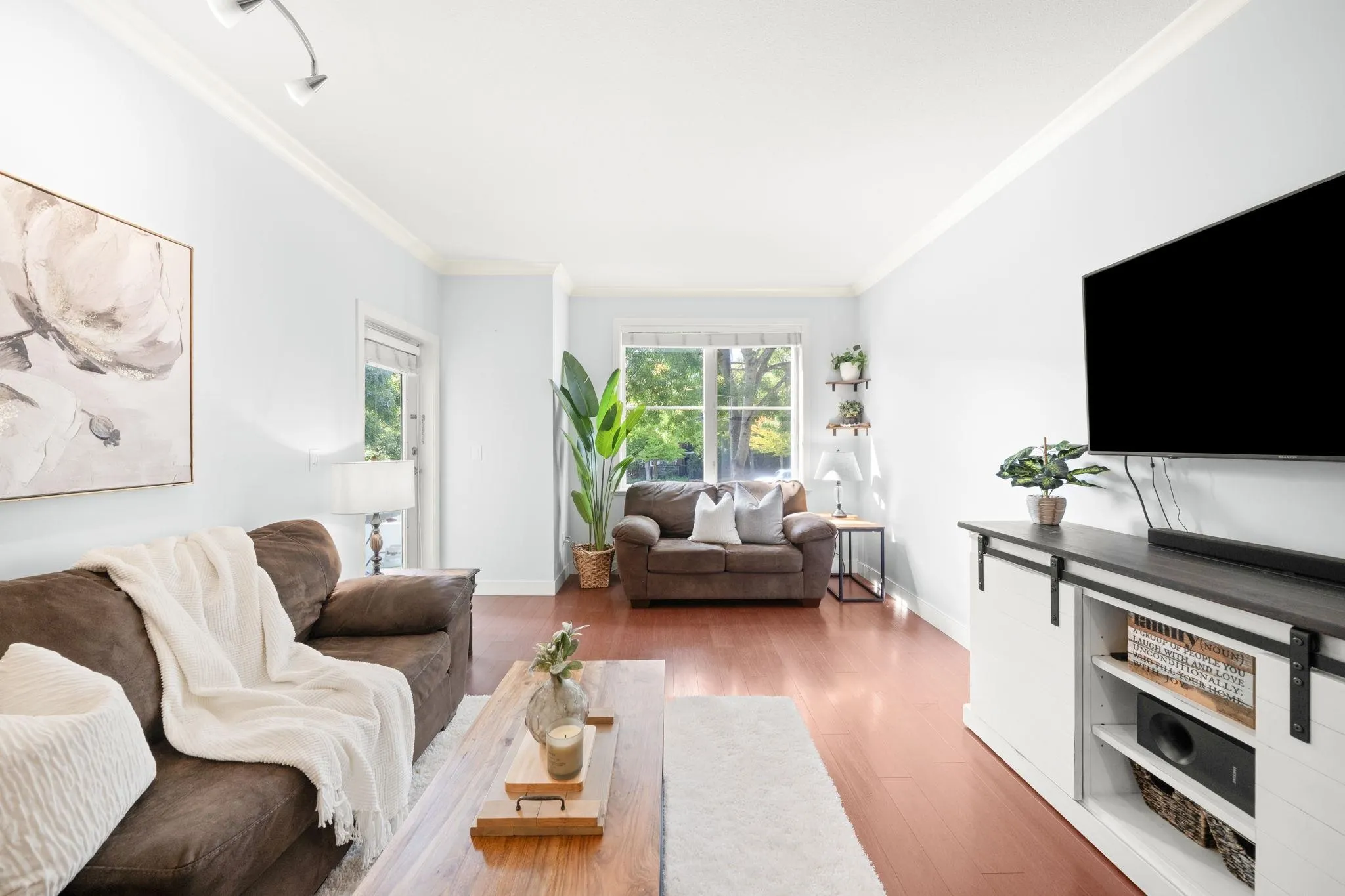 206 1375 View Crescent