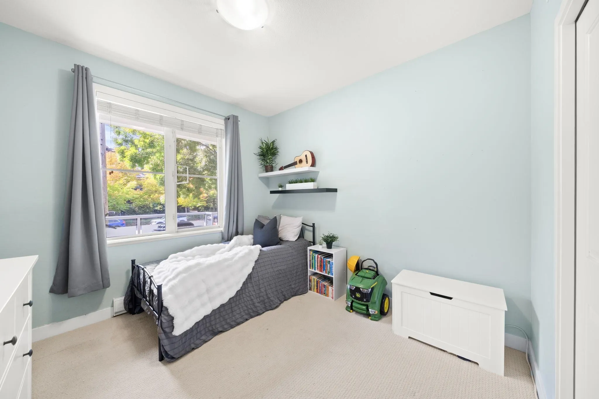206 1375 View Crescent
