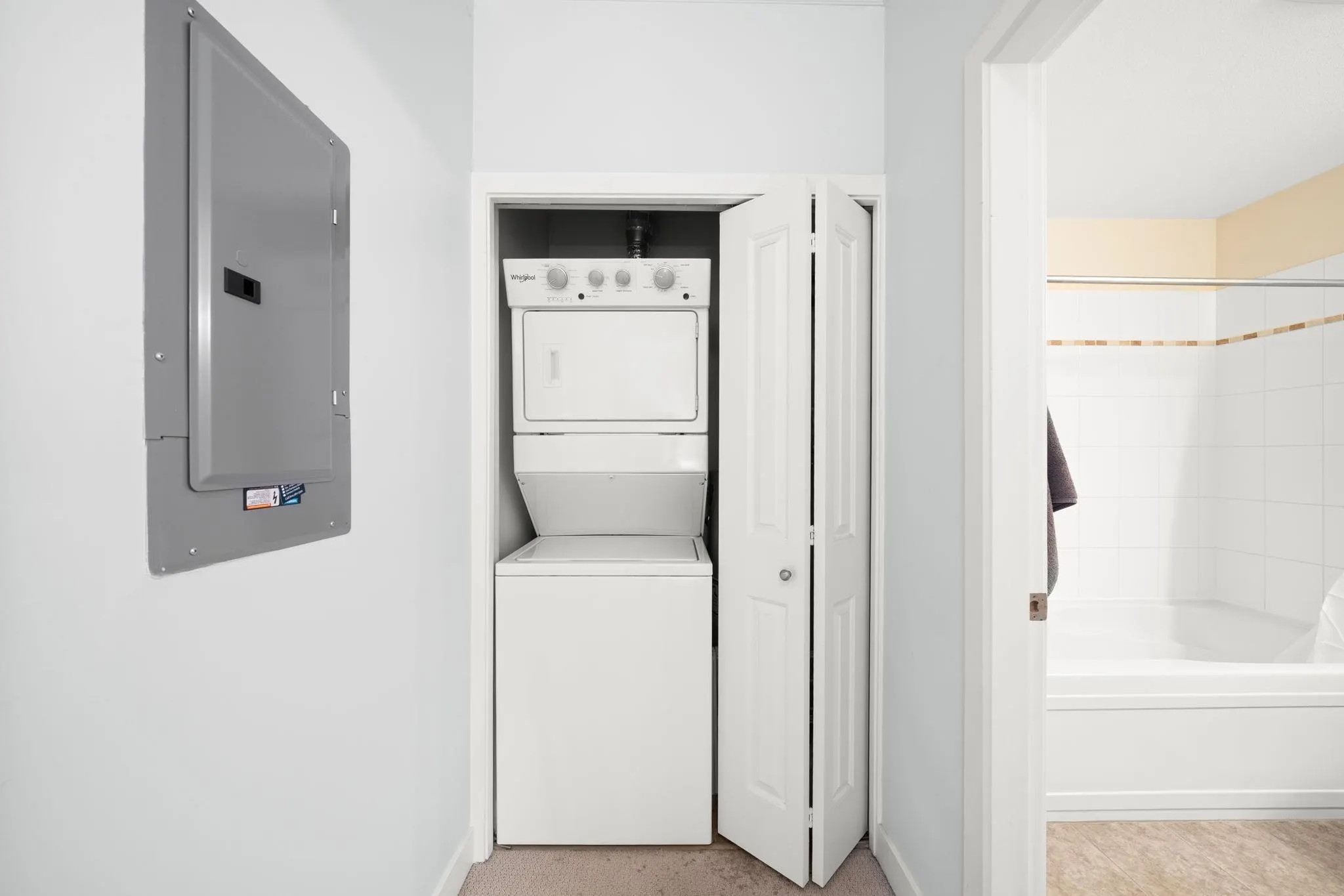 206 1375 View Crescent