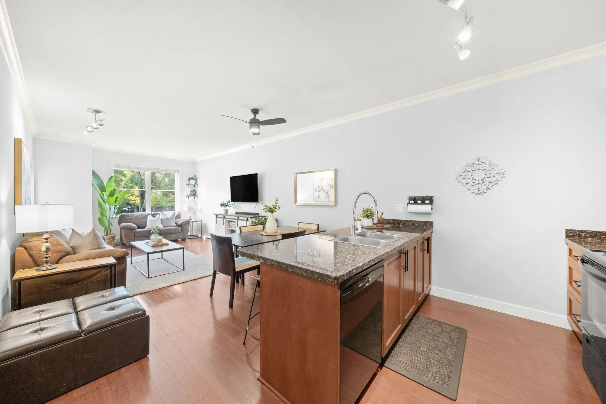 206 1375 View Crescent
