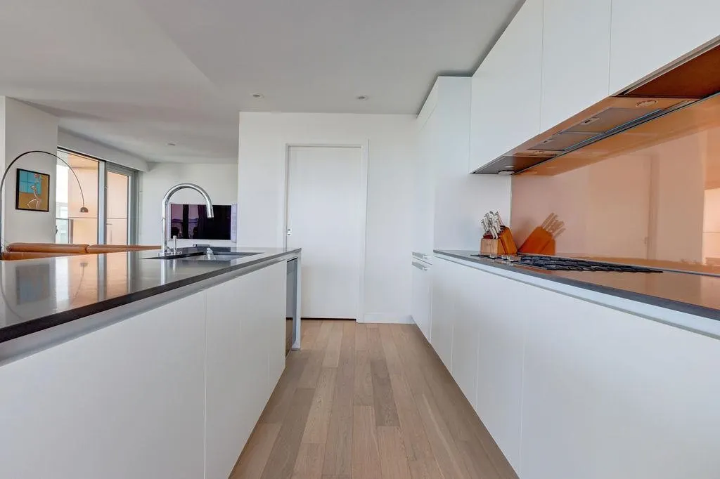 3703 1480 Howe Street