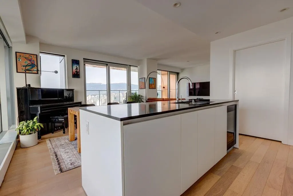 3703 1480 Howe Street