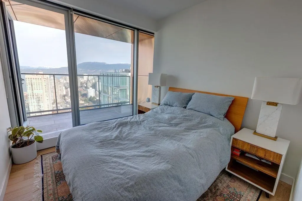 3703 1480 Howe Street